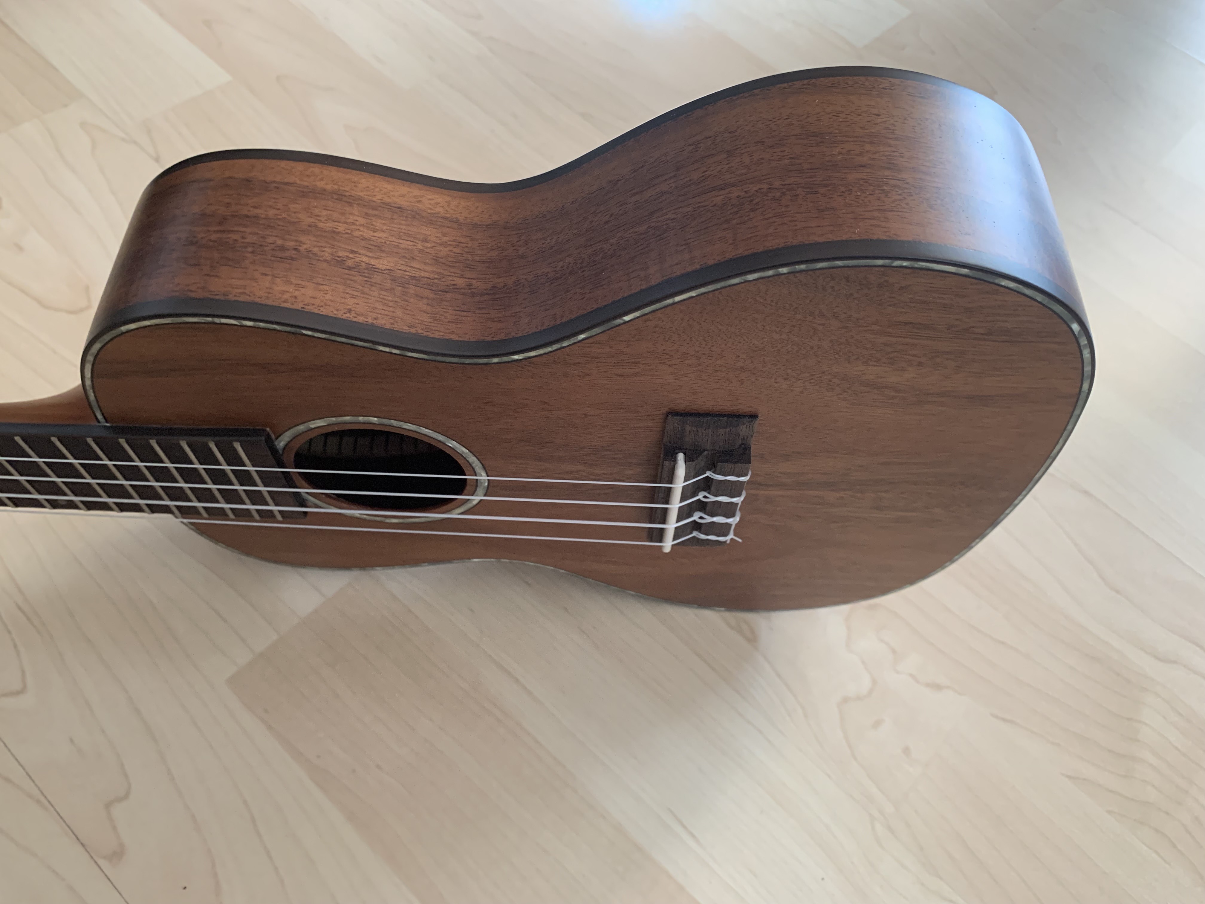 Konzert Ukulele aus massiver Akazie mit Gigbag Konzert Ukulele aus massiver Akazie mit Gigbag