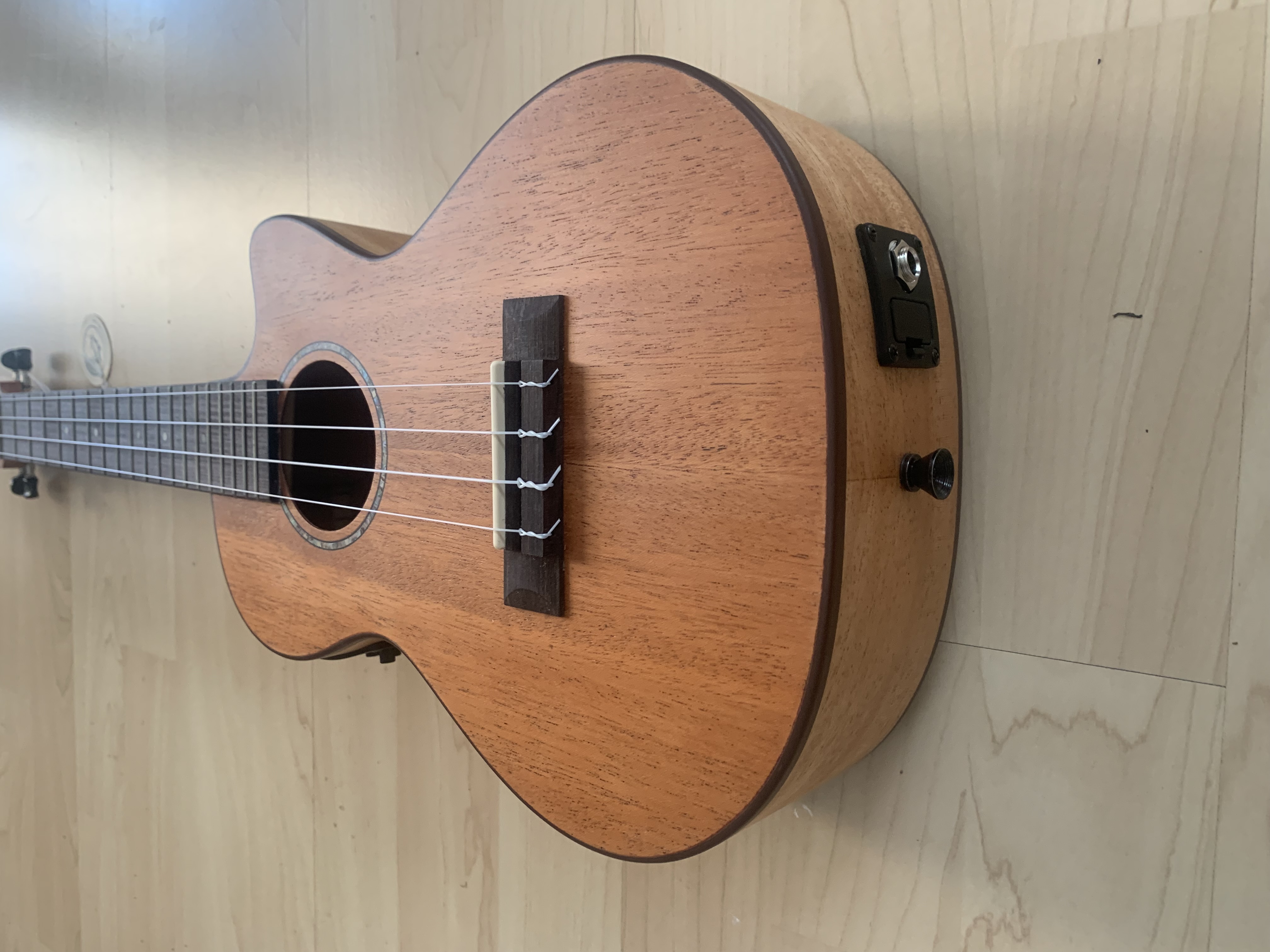 koki´o Tenor Ukulele mit Tonabnehmer + Gigbag massive Decke