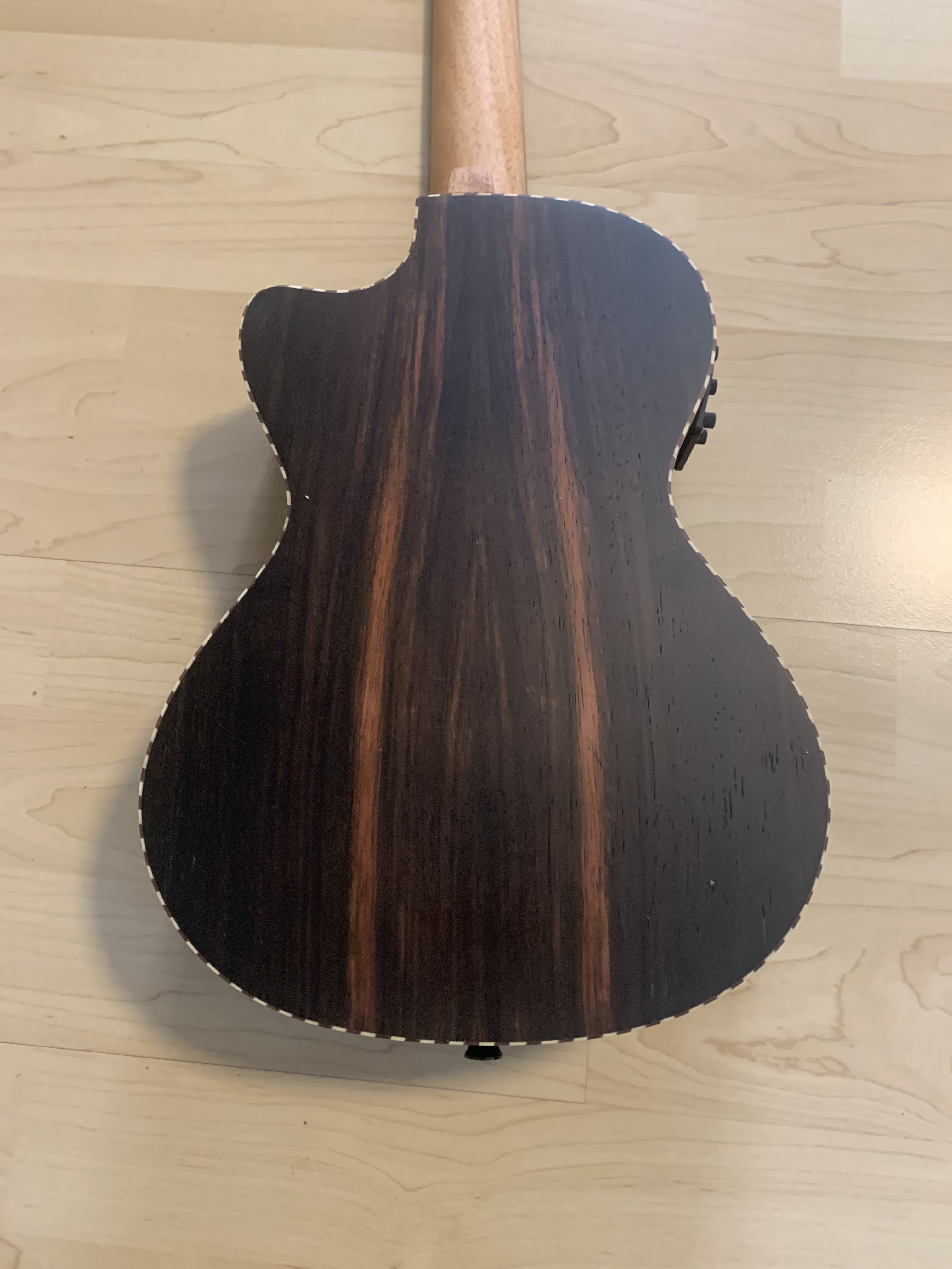 Koki`o Ebenholz Tenor Ukulele mit Tonabnehmer/Stimmgerät + Gigbag