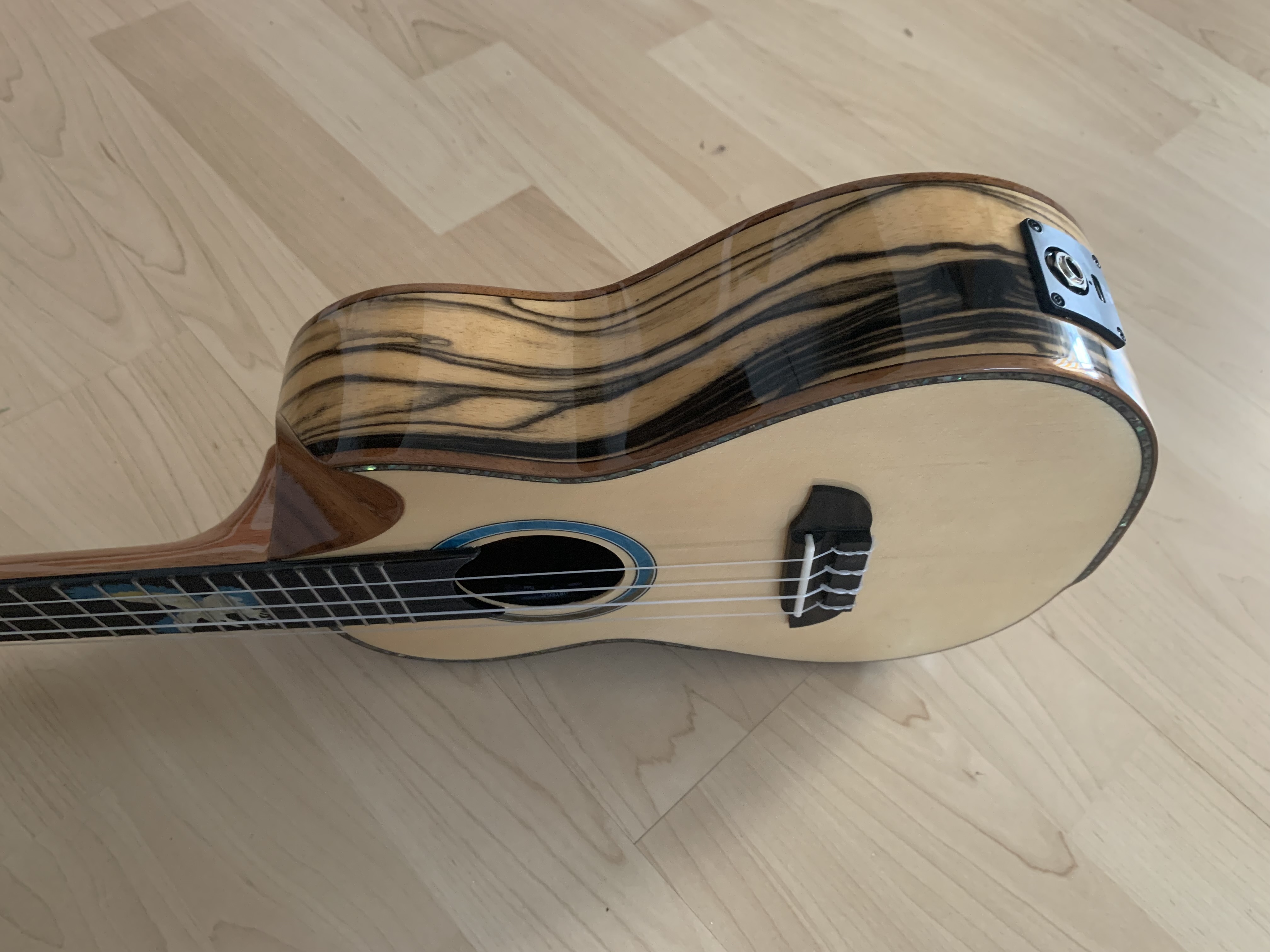 Ortega Konzert Ukulele Eaglesuite mit Gigbag + Tonabnehmer