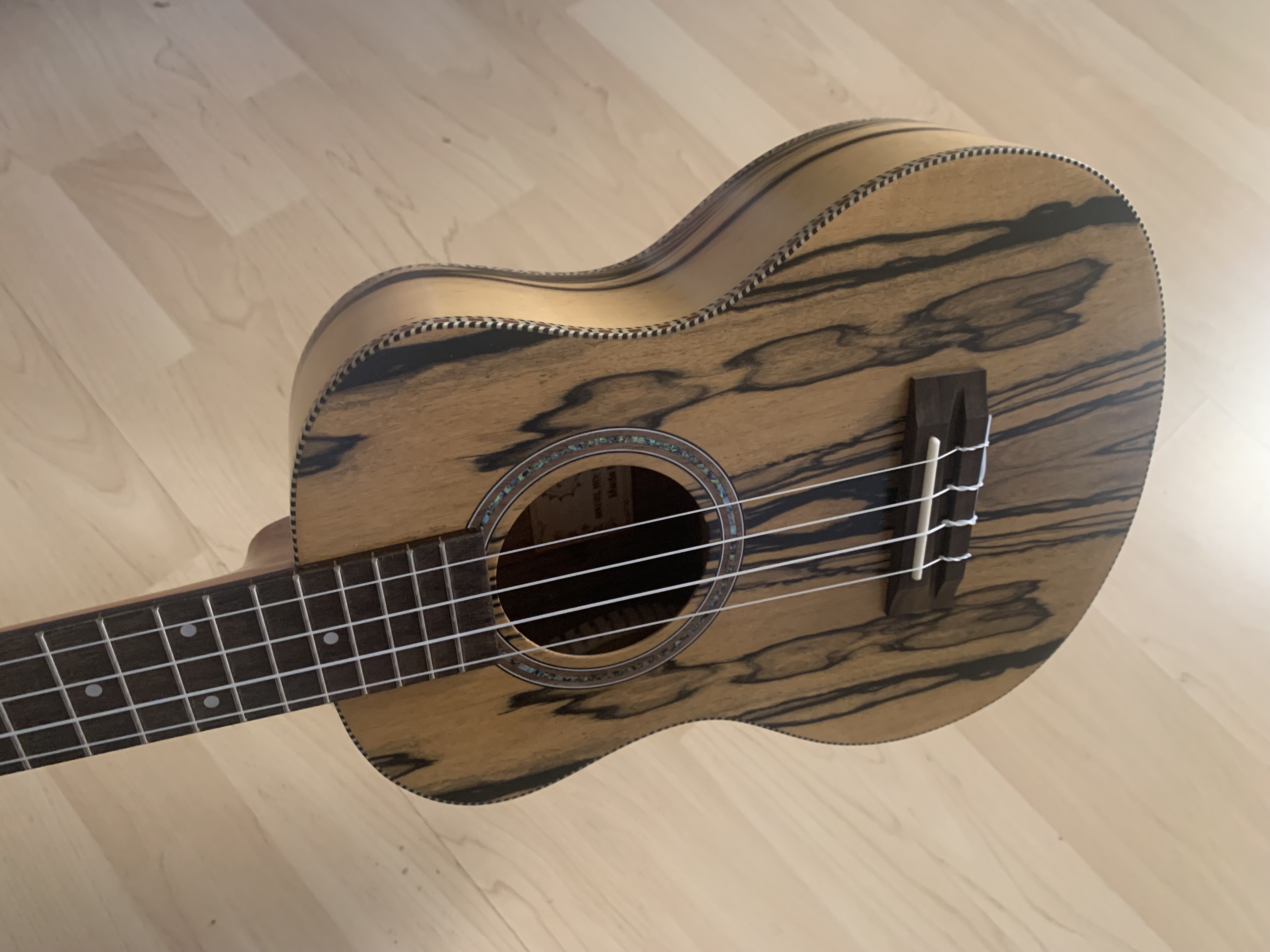 Tenor Ukulele aus schwarz weißem Ebenholz *SONDERANGEBOT*