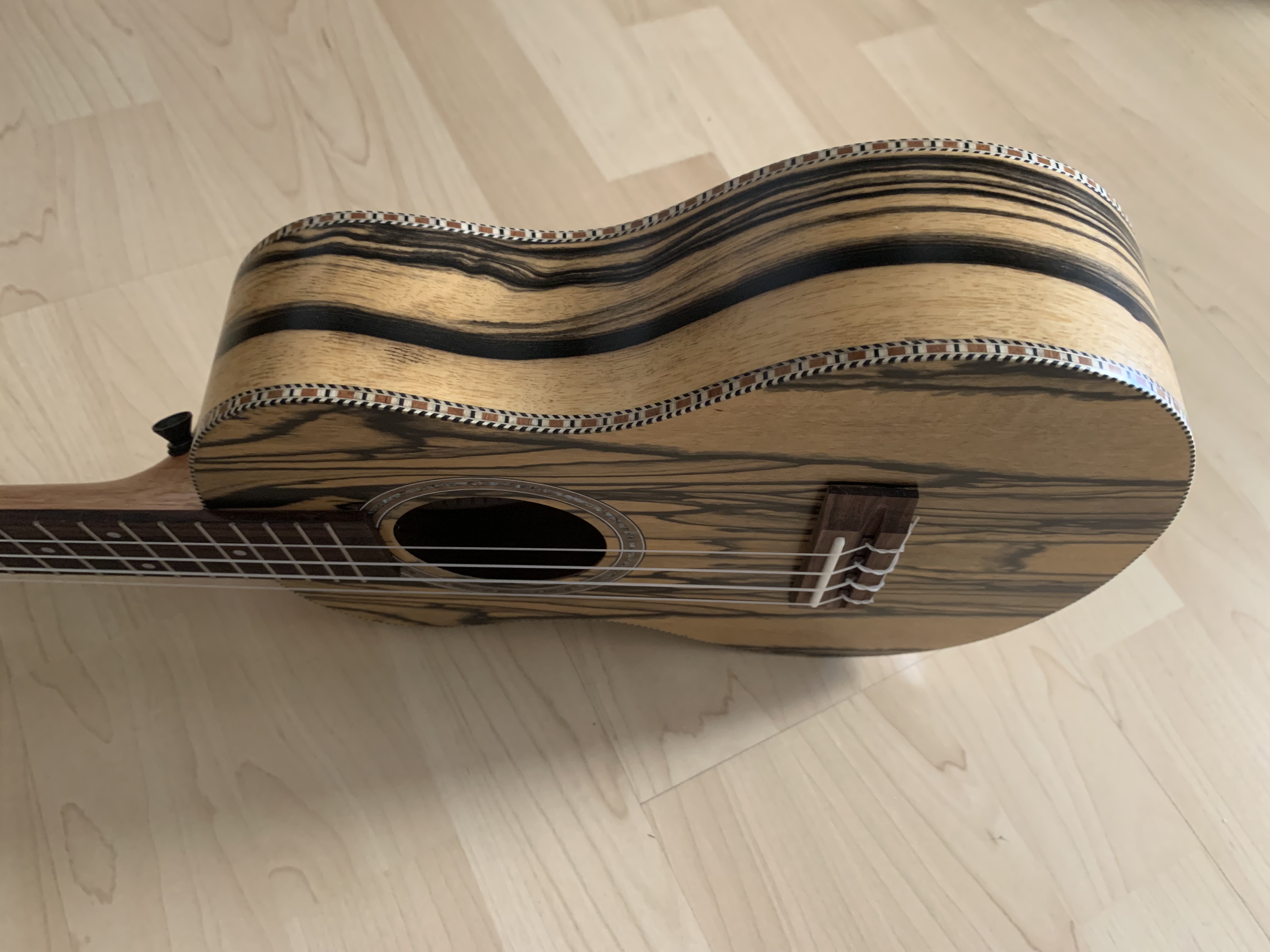 Tenor Ukulele 26" aus schwarz-weißem Ebenholz zum Sonderpreis