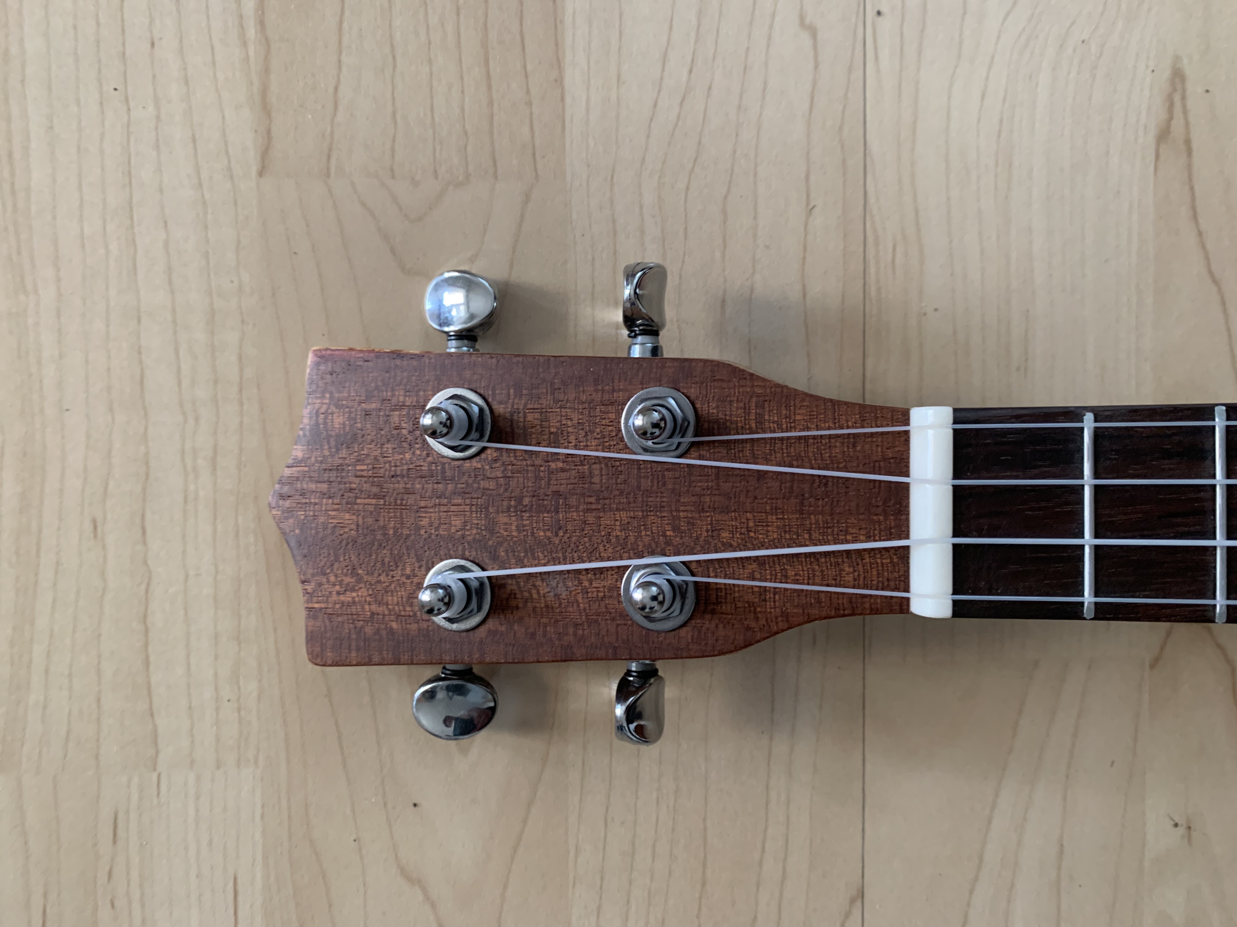 Tenor Ukulele - Fichte Mahagoni - mit Zubehör: Gigbag-Gurt-Filzplektren