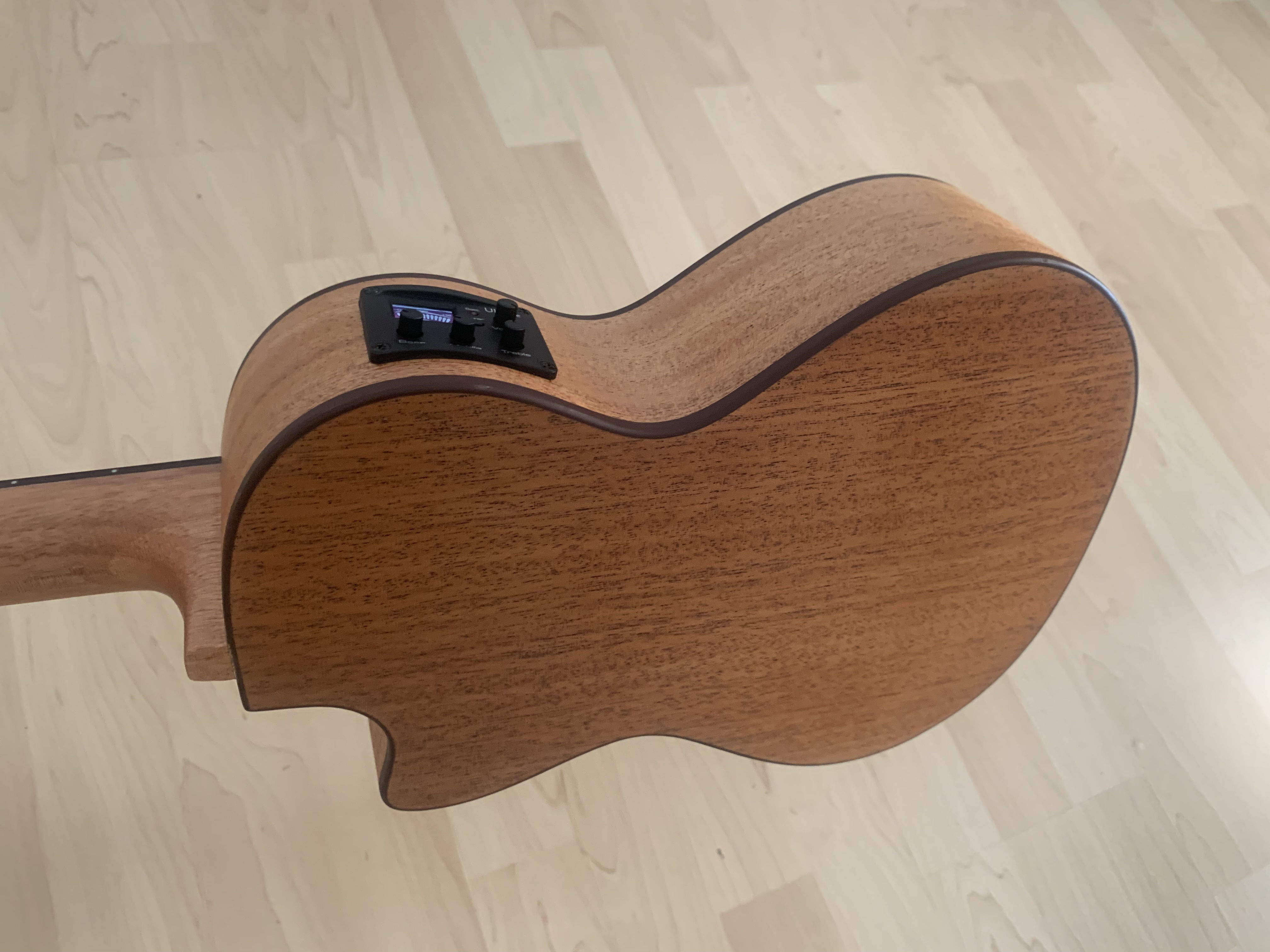 koki´o Tenor Ukulele mit Tonabnehmer + Gigbag massive Decke