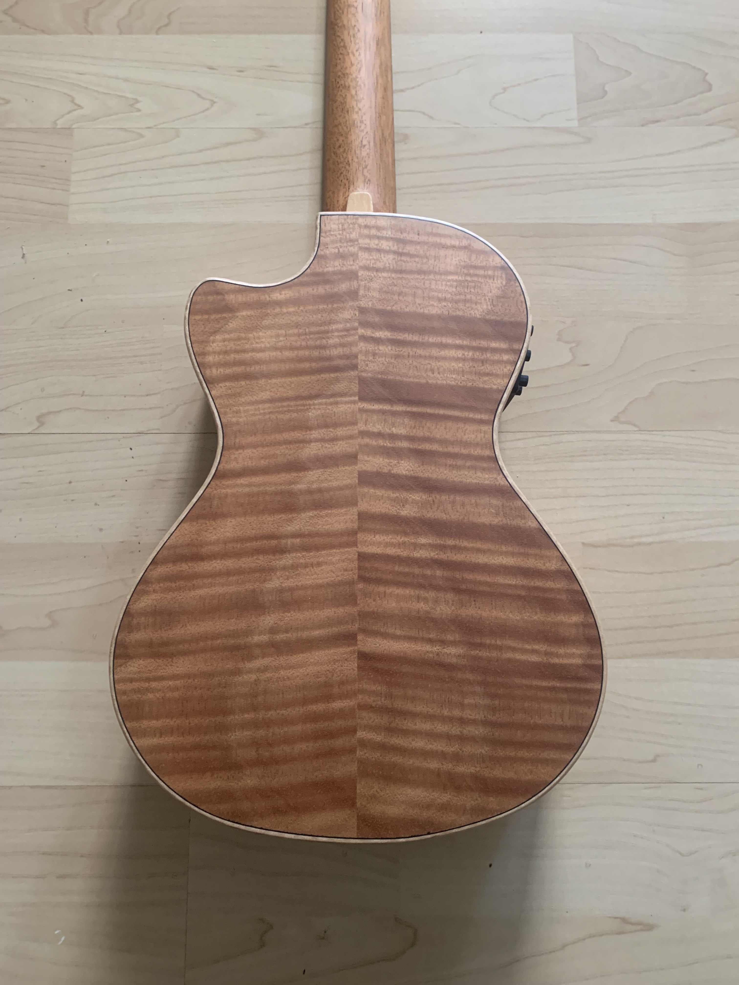 Tenor Ukulele mit Tonabnehmer und Gigbag massive Fichtendecke
