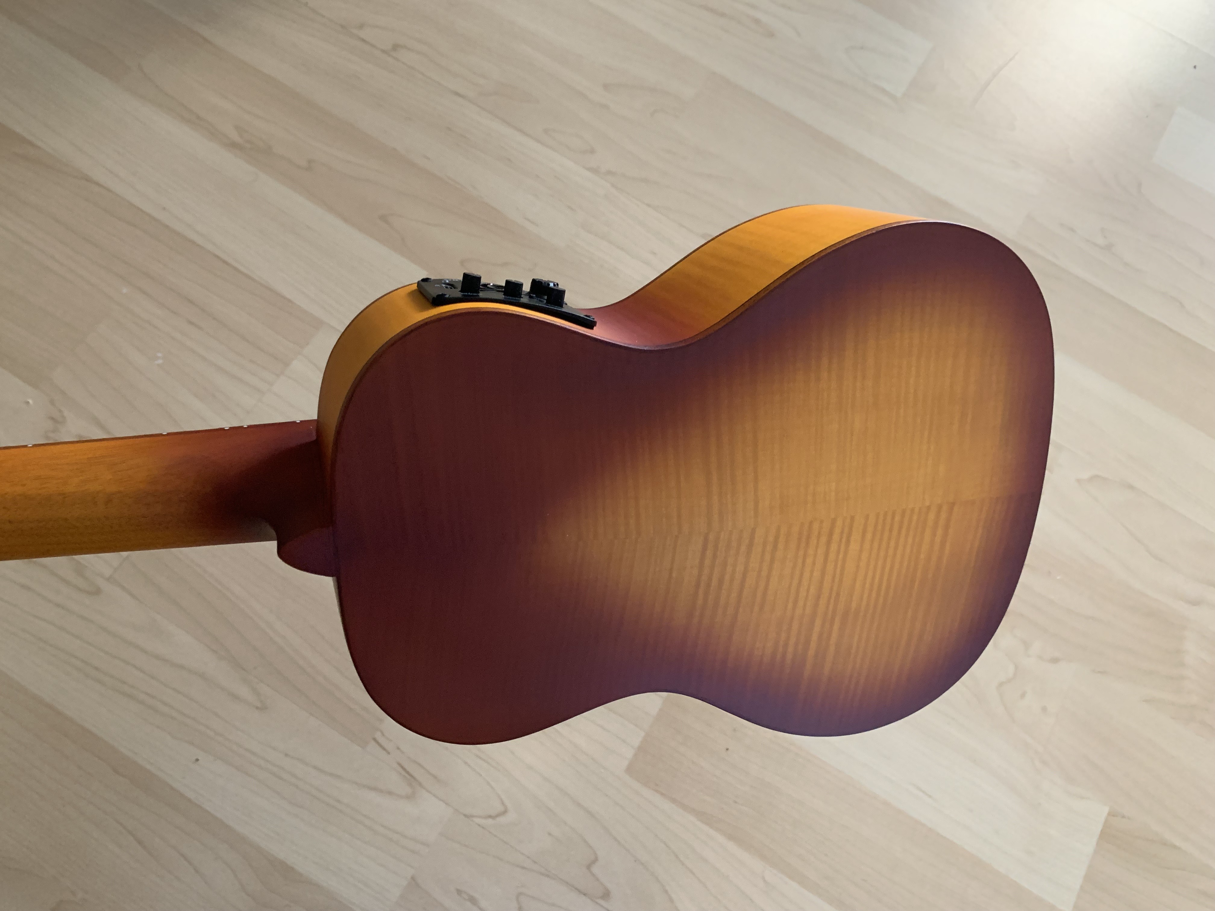 Ortega Konzert Ukulele mit Tonabnehmer/Stimmgerät - Elite Gigbag - Gurt - Wandhaken Ortega Konzert Ukulele mit Tonabnehmer/Stimmgerät - Elite Gigbag - Gurt - Wandhaken
