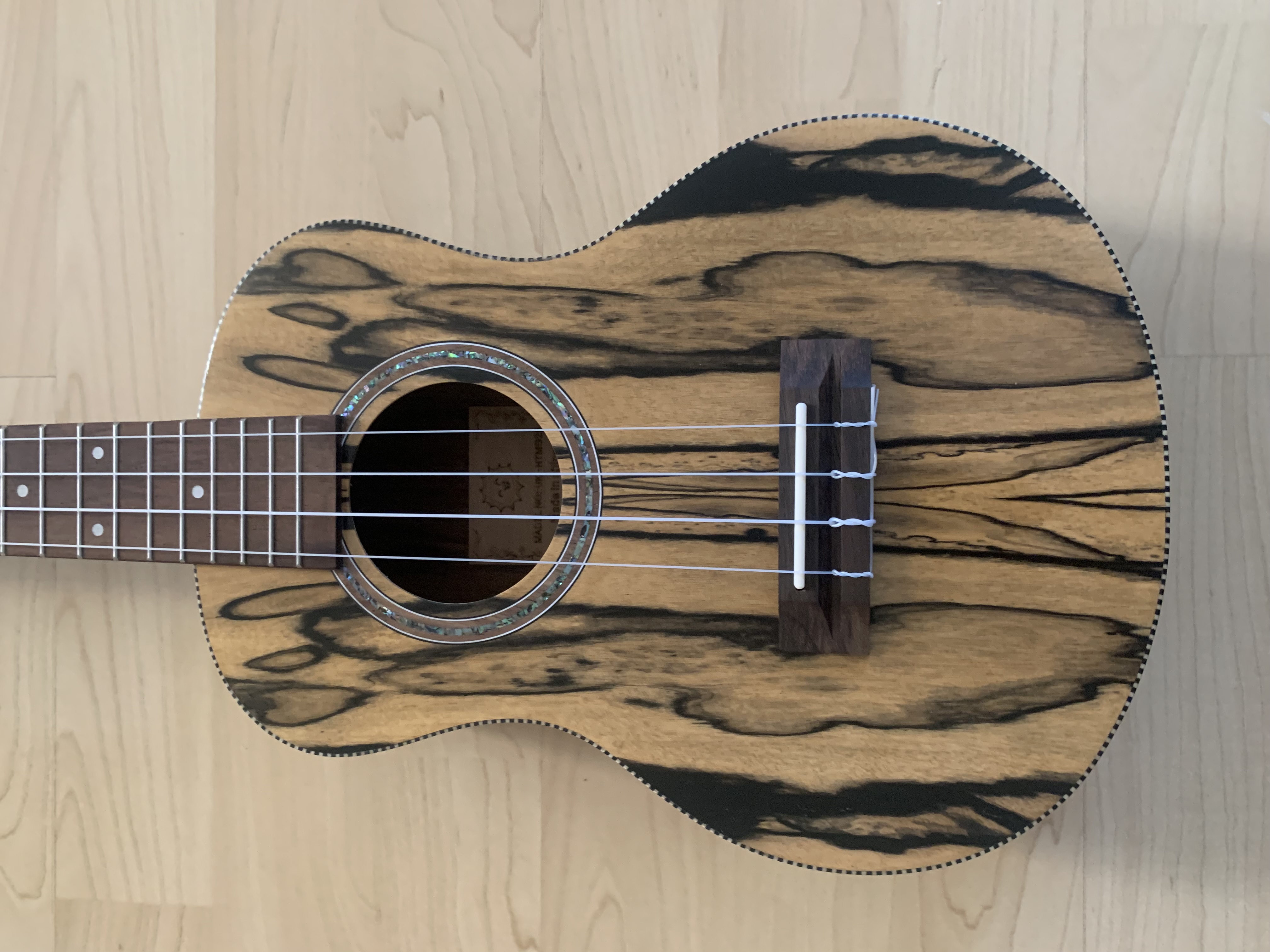 Tenor Ukulele aus weißem Ebenholz zum *SONDERPREIS*