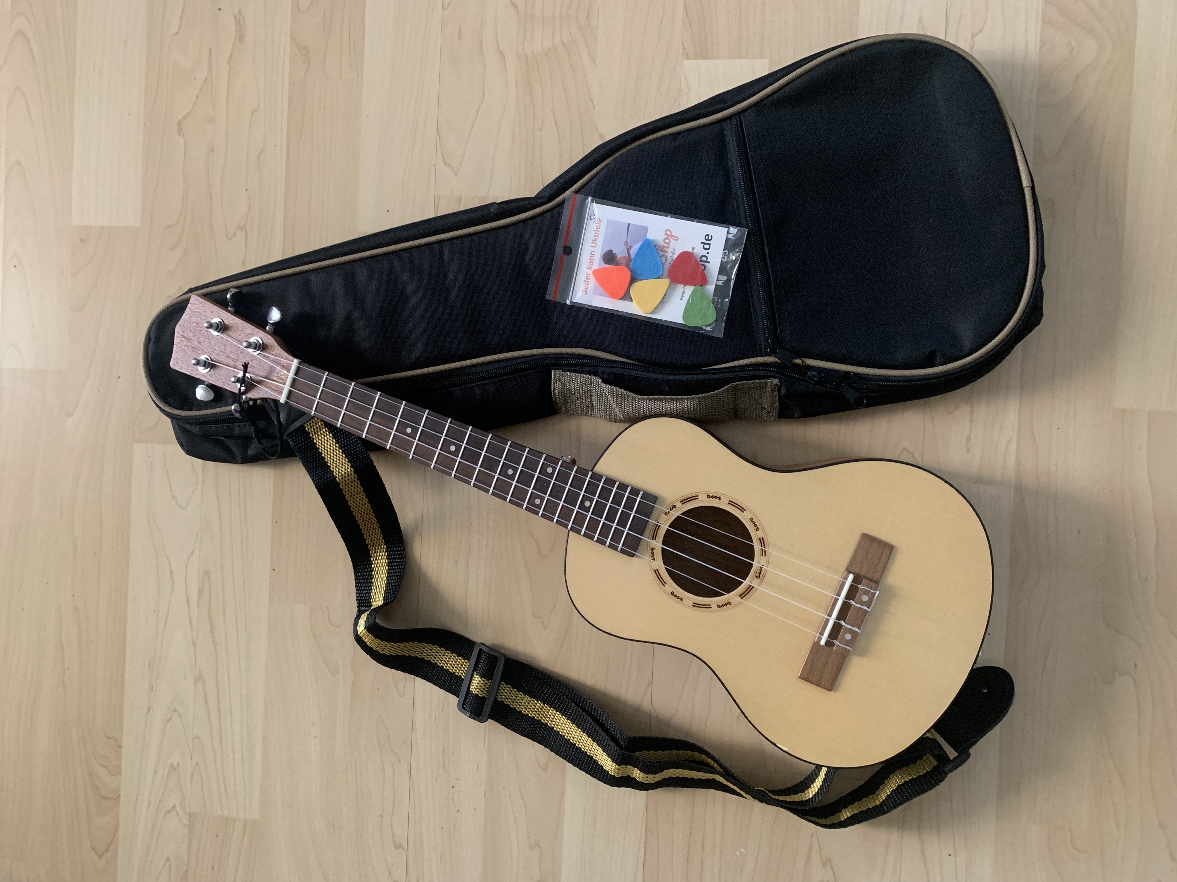 Tenor Ukulele - Fichte Mahagoni - mit Zubehör: Gigbag-Gurt-Filzplektren