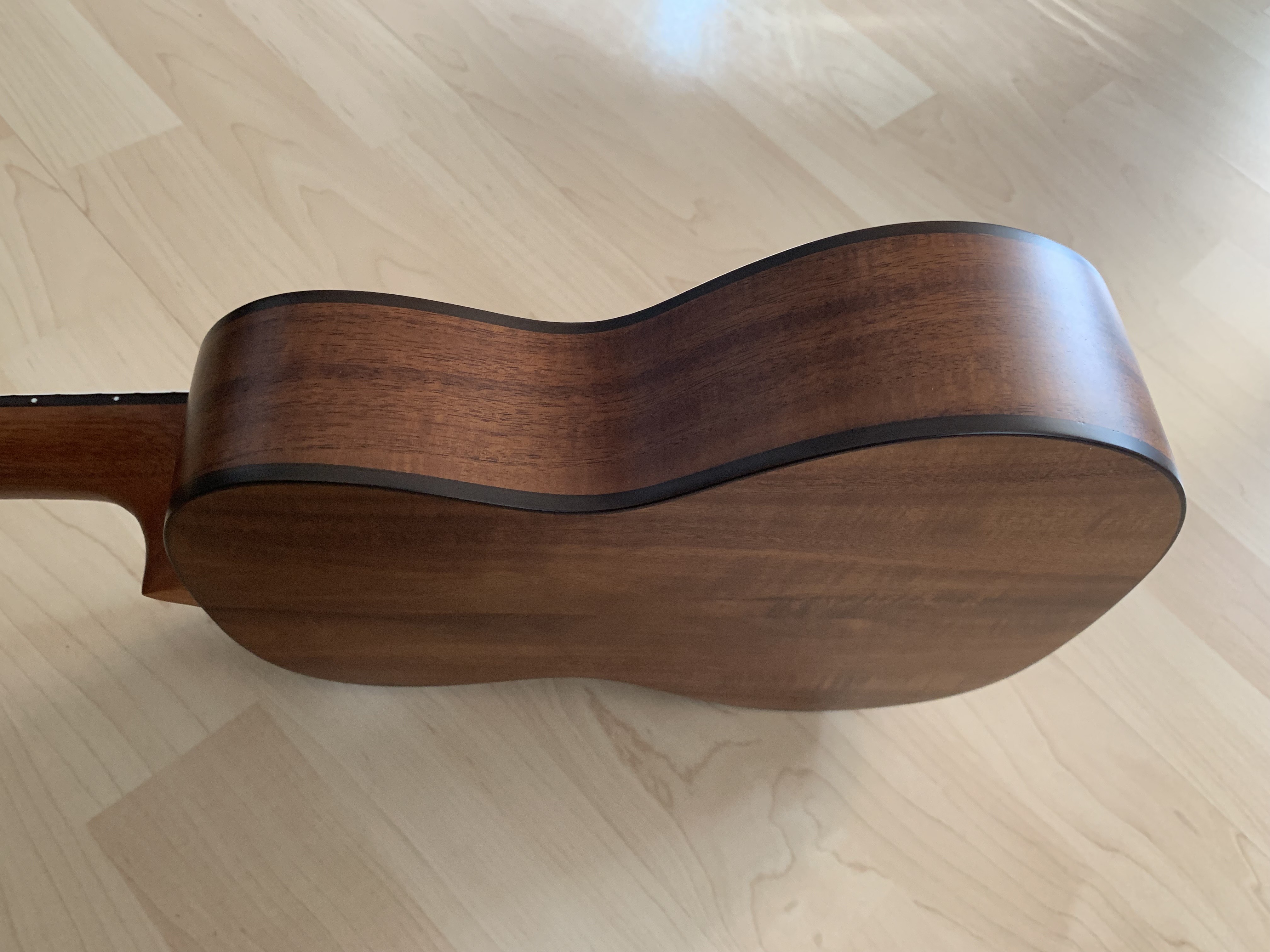 Konzert Ukulele aus massiver Akazie mit Gigbag Konzert Ukulele aus massiver Akazie mit Gigbag