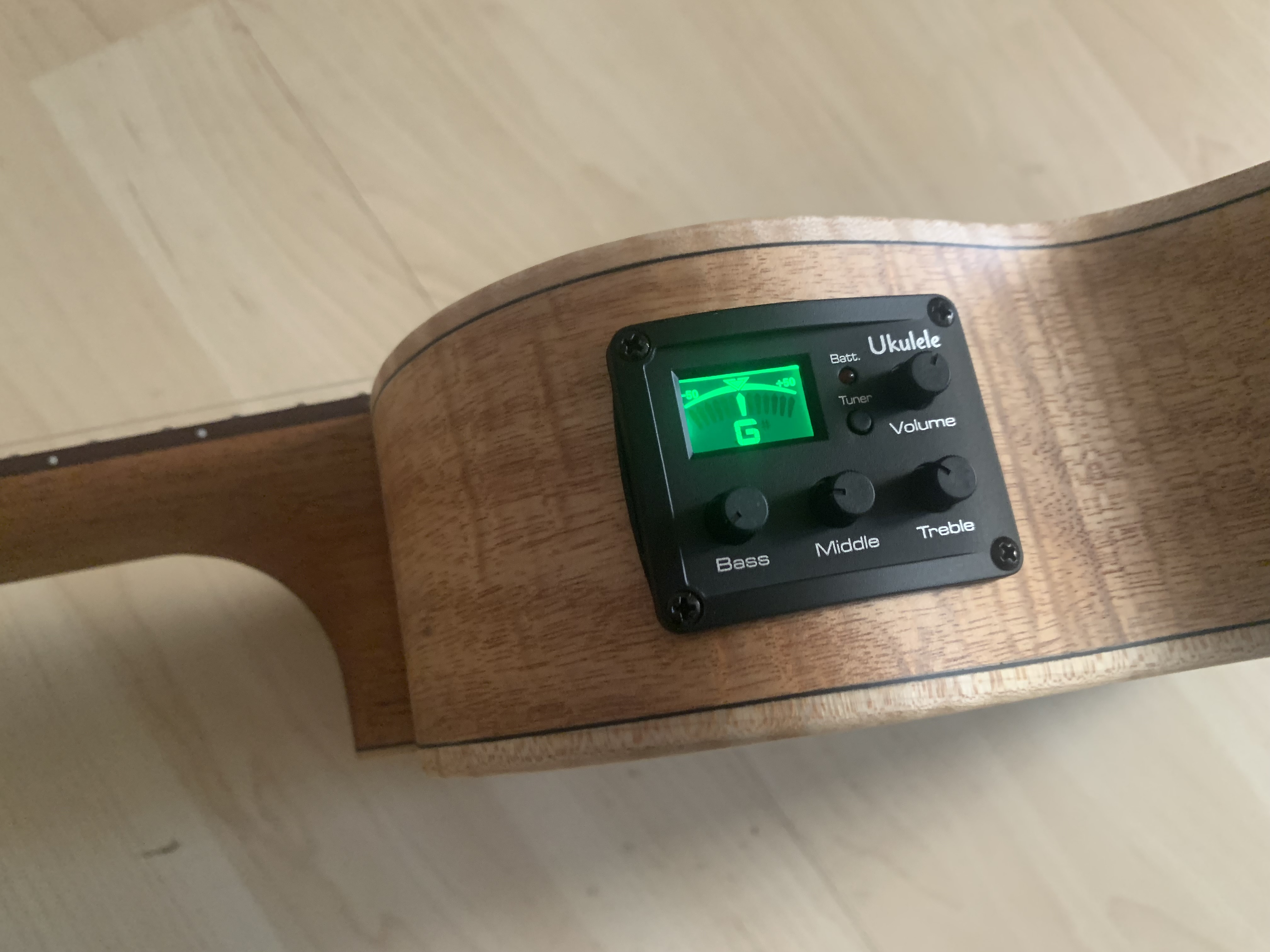 Tenor Ukulele mit Tonabnehmer und Gigbag massive Fichtendecke