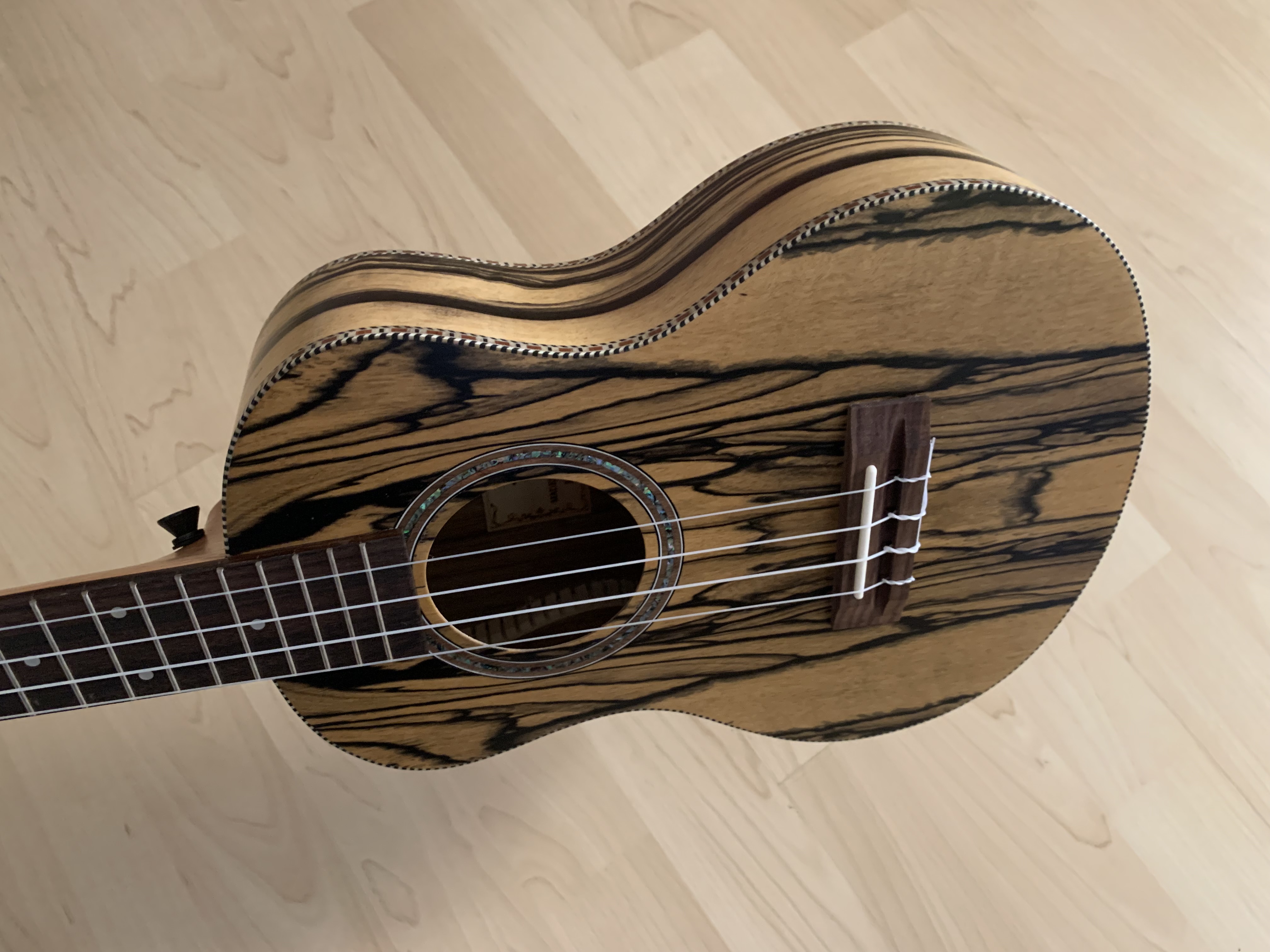 Tenor Ukulele 26" aus schwarz-weißem Ebenholz zum Sonderpreis