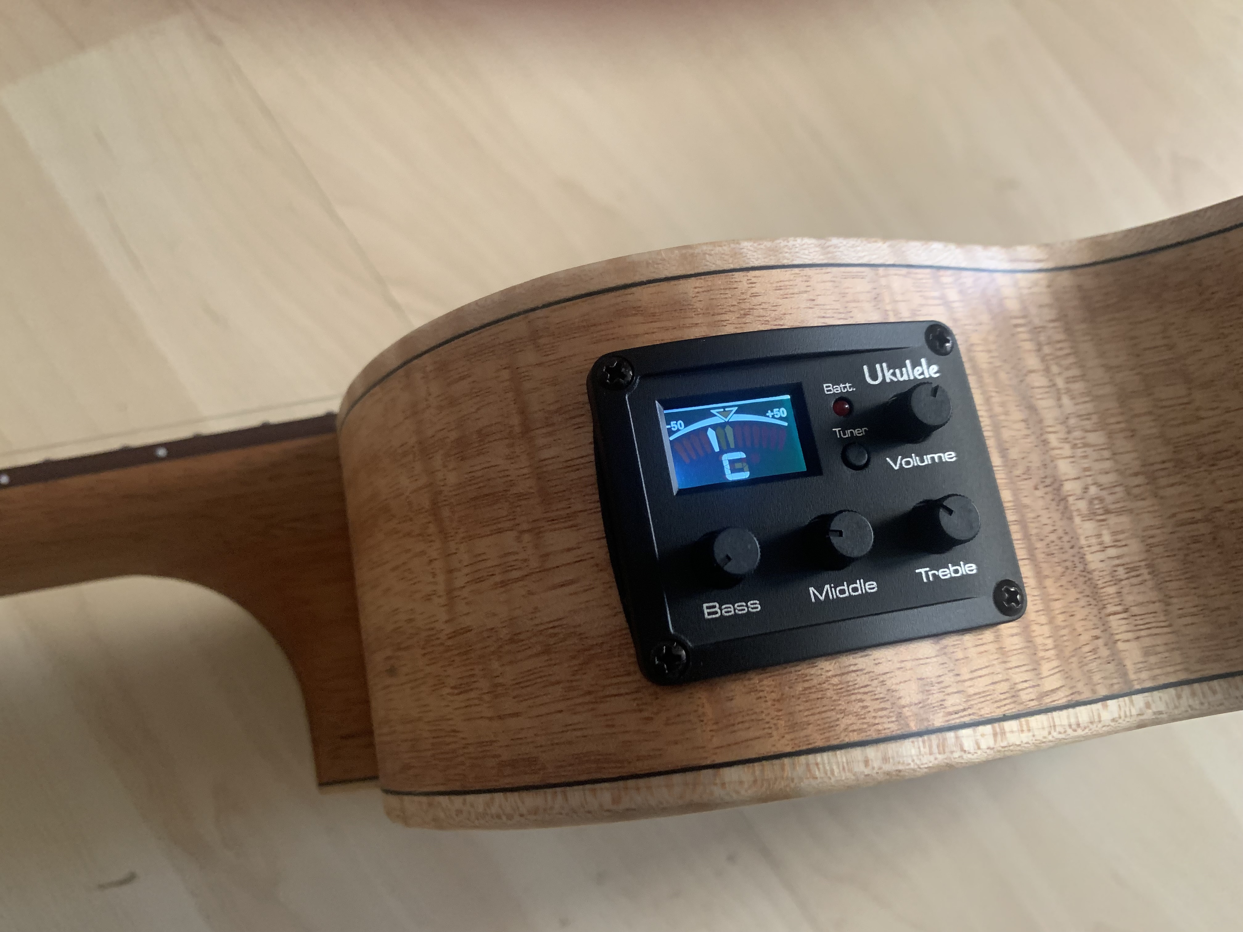 Tenor Ukulele mit Tonabnehmer und Gigbag massive Fichtendecke