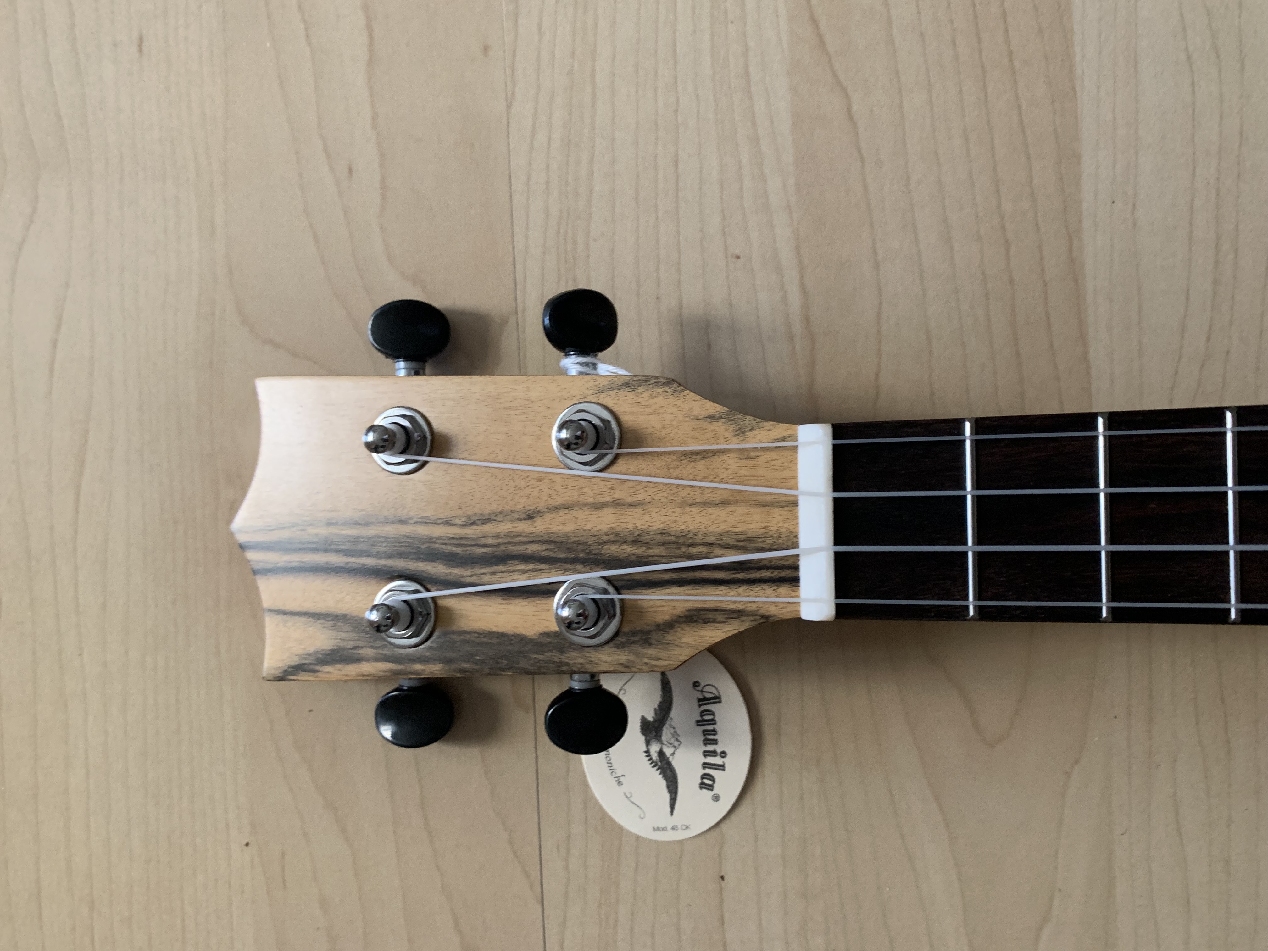 Tenor Ukulele 26" aus schwarz-weißem Ebenholz zum Sonderpreis