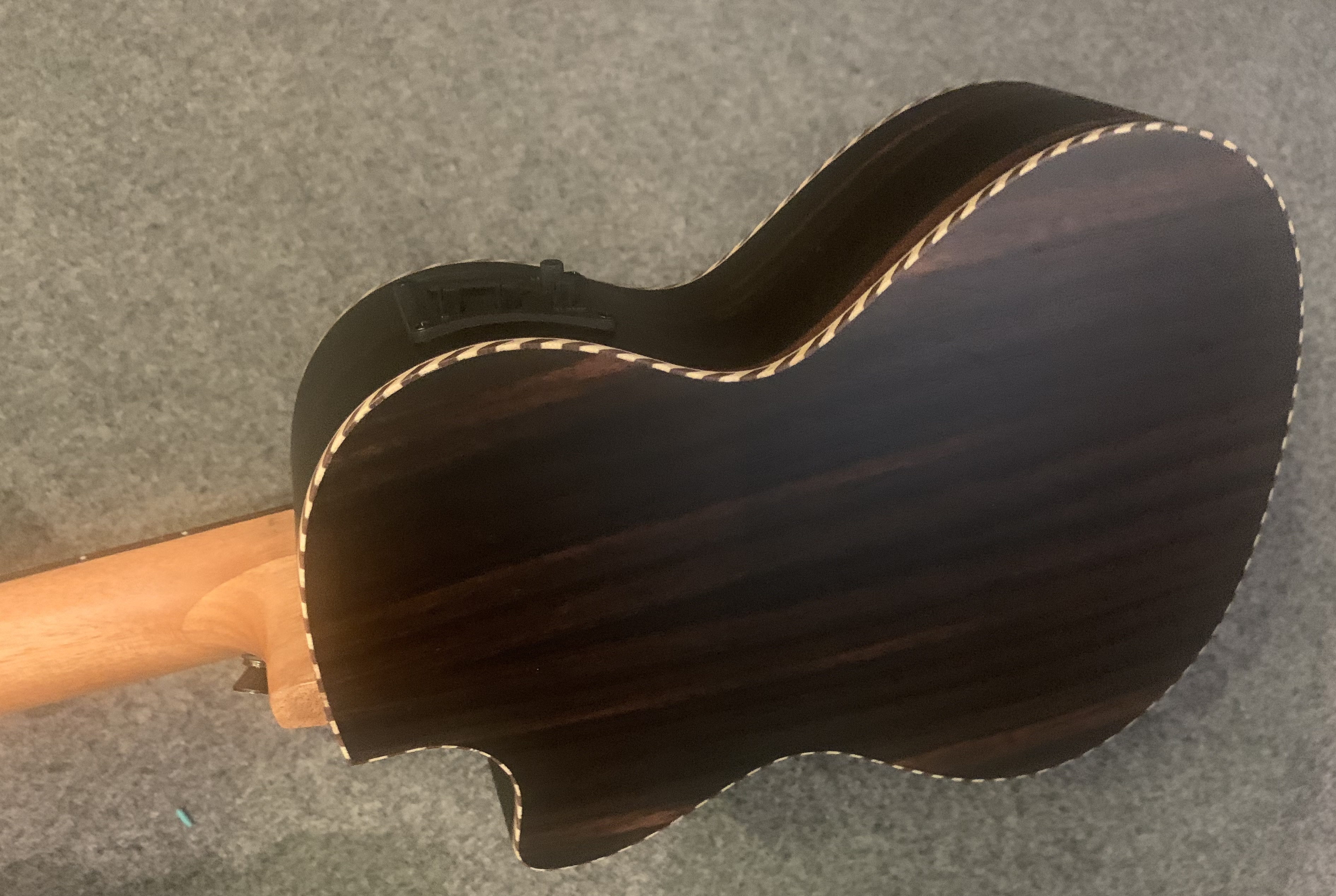 Koki`o Ebenholz Tenor Ukulele mit Tonabnehmer/Stimmgerät + Gigbag