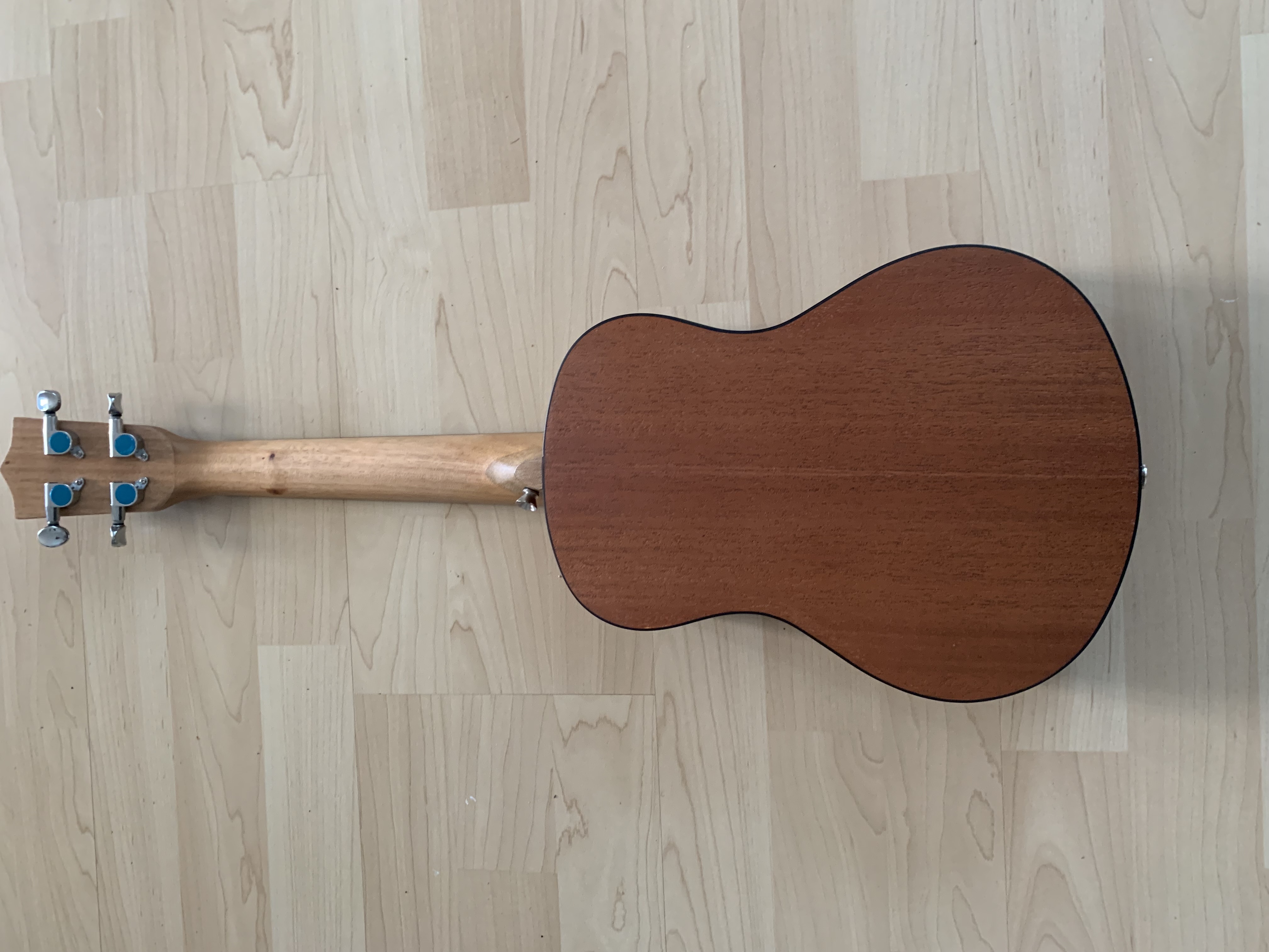 Tenor Ukulele - Fichte Mahagoni - mit Zubehör: Gigbag-Gurt-Filzplektren