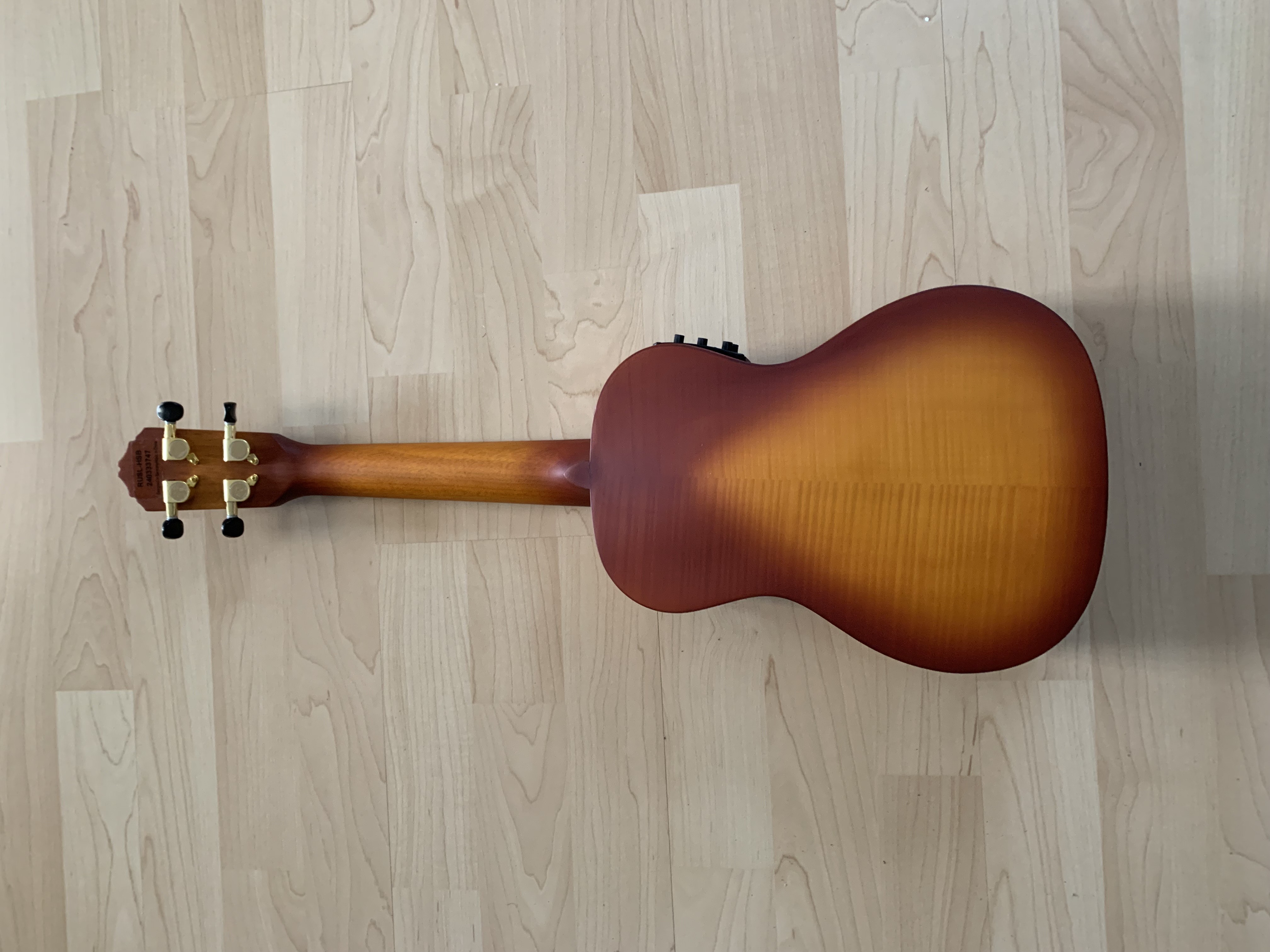 Ortega Konzert Ukulele mit Tonabnehmer/Stimmgerät - Elite Gigbag - Gurt - Wandhaken Ortega Konzert Ukulele mit Tonabnehmer/Stimmgerät - Elite Gigbag - Gurt - Wandhaken