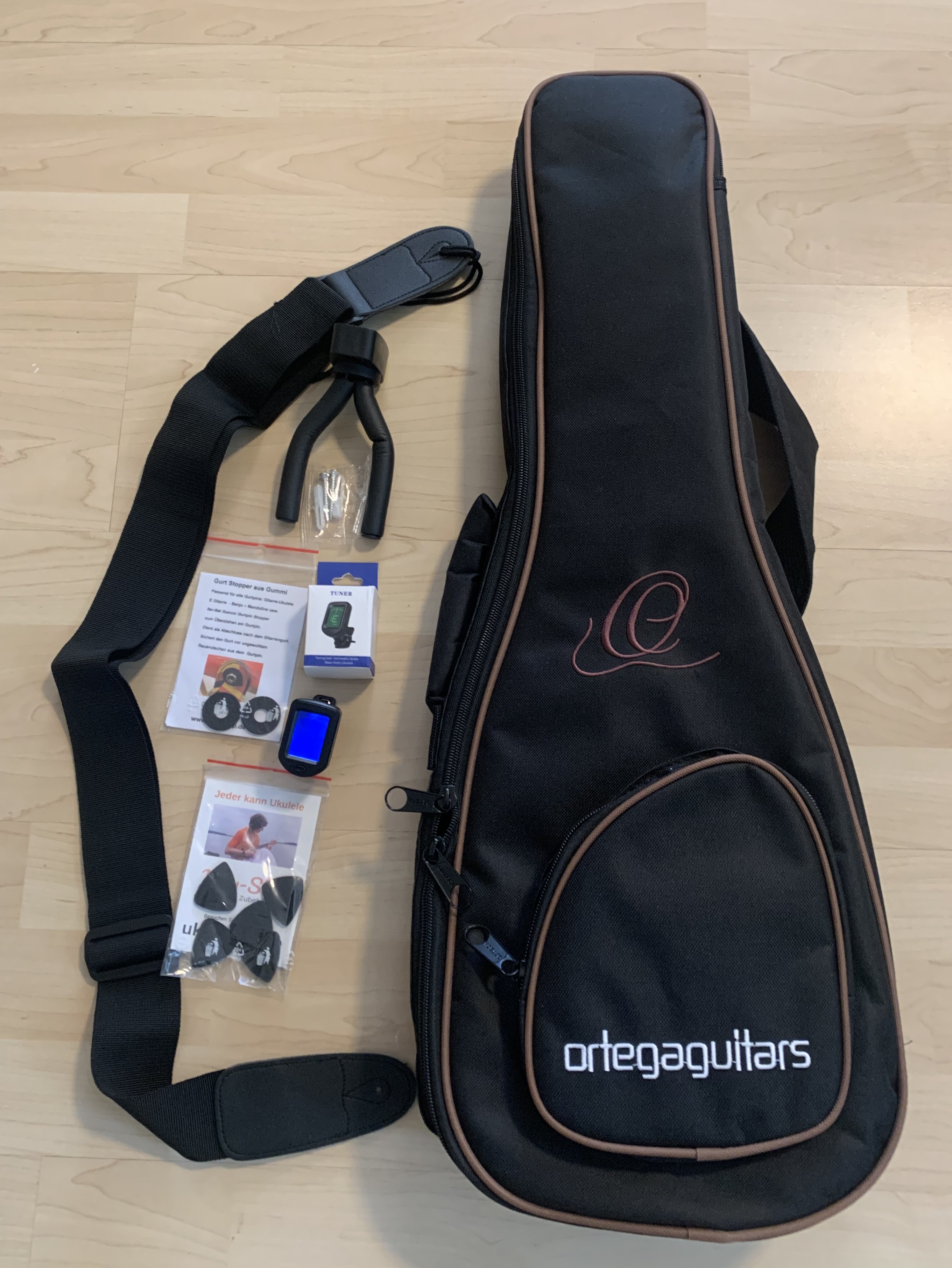Ortega Tenor Ukulele mit Gigbag + Zubehör zum Sonderpreis