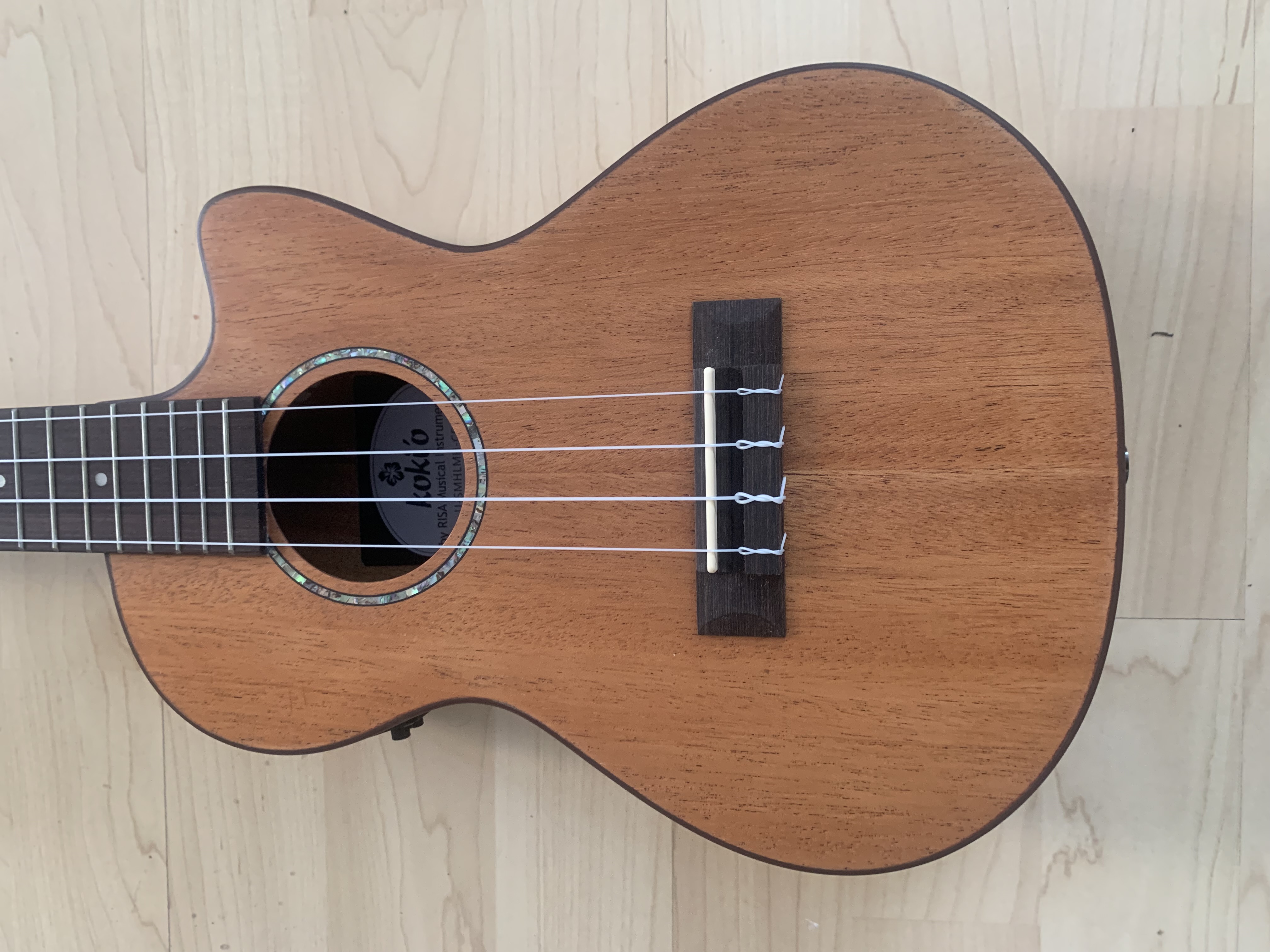koki´o Tenor Ukulele mit Tonabnehmer + Gigbag massive Decke