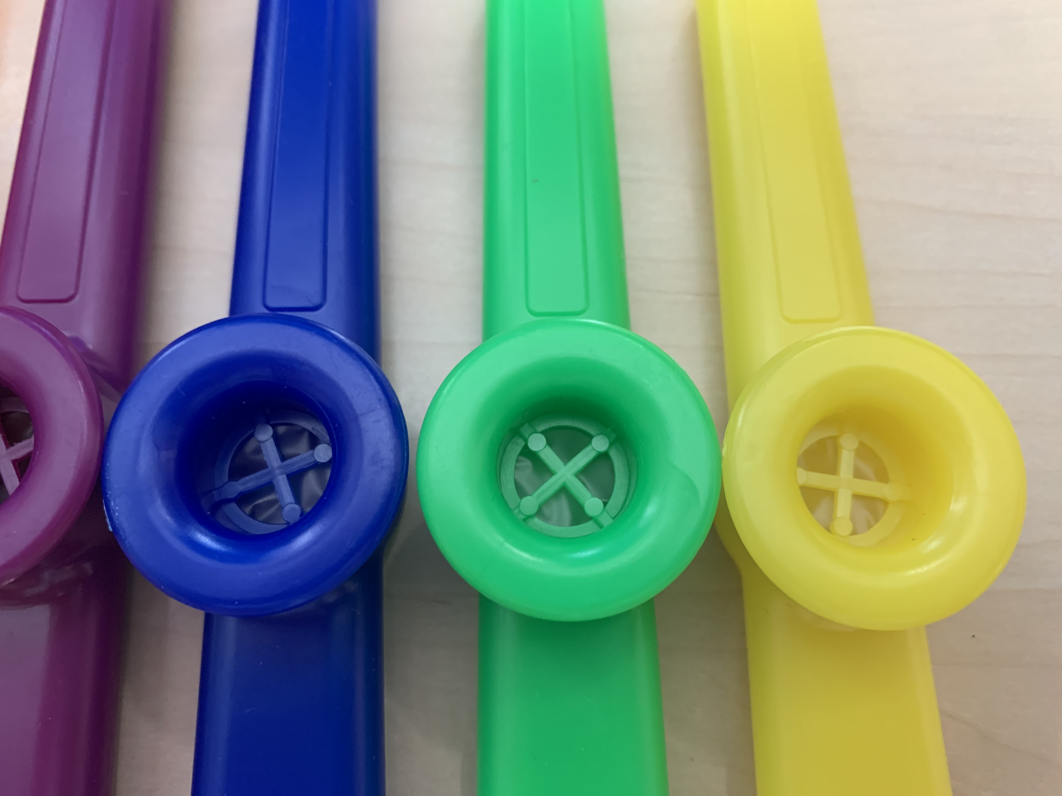 5 x Kazoo aus Kunststoff in: Grün-Gelb-Rot-Blau-Lila