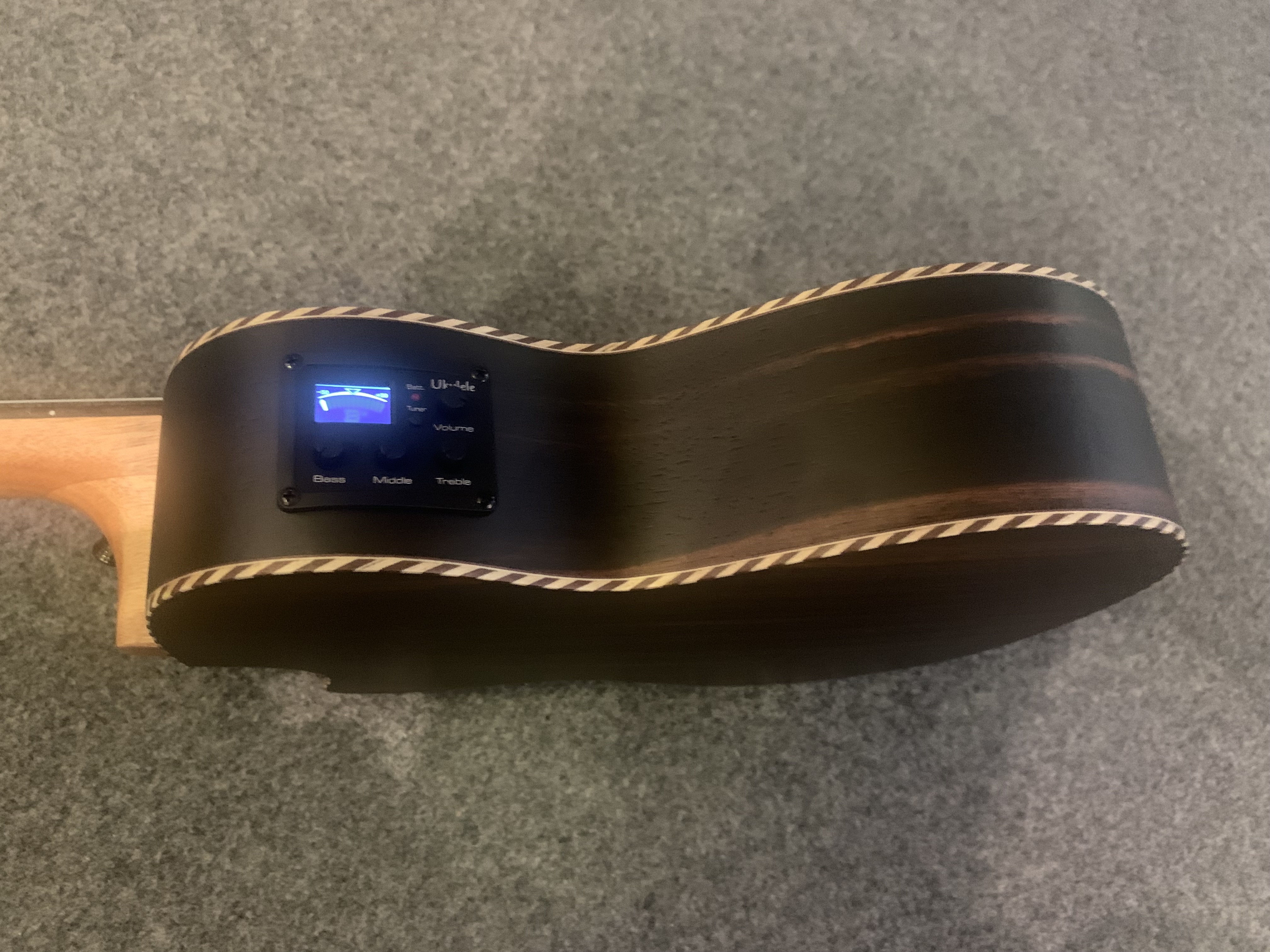 Koki`o Ebenholz Tenor Ukulele mit Tonabnehmer/Stimmgerät + Gigbag