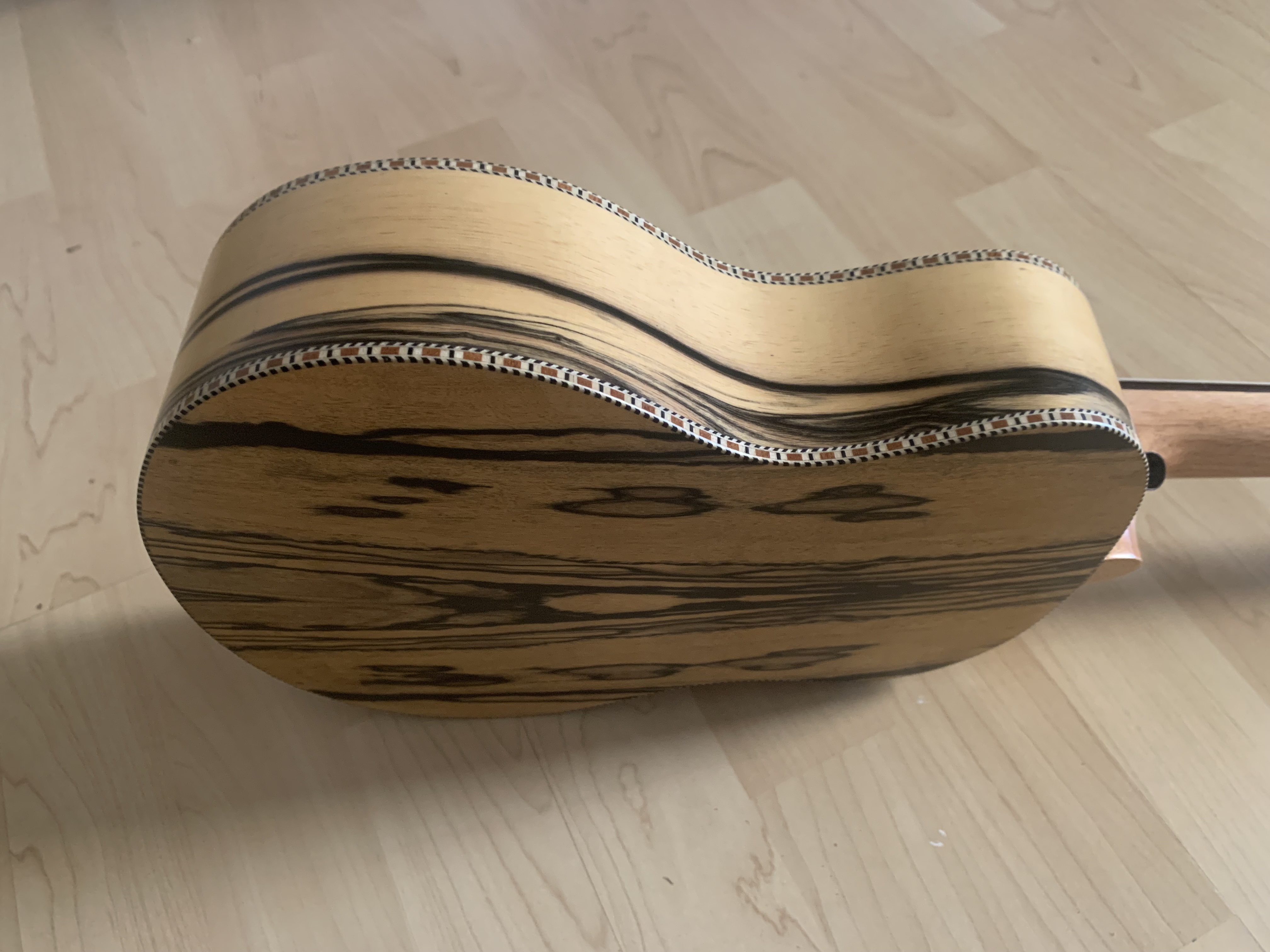 Tenor Ukulele aus schwarz weißem Ebenholz *SONDERANGEBOT*