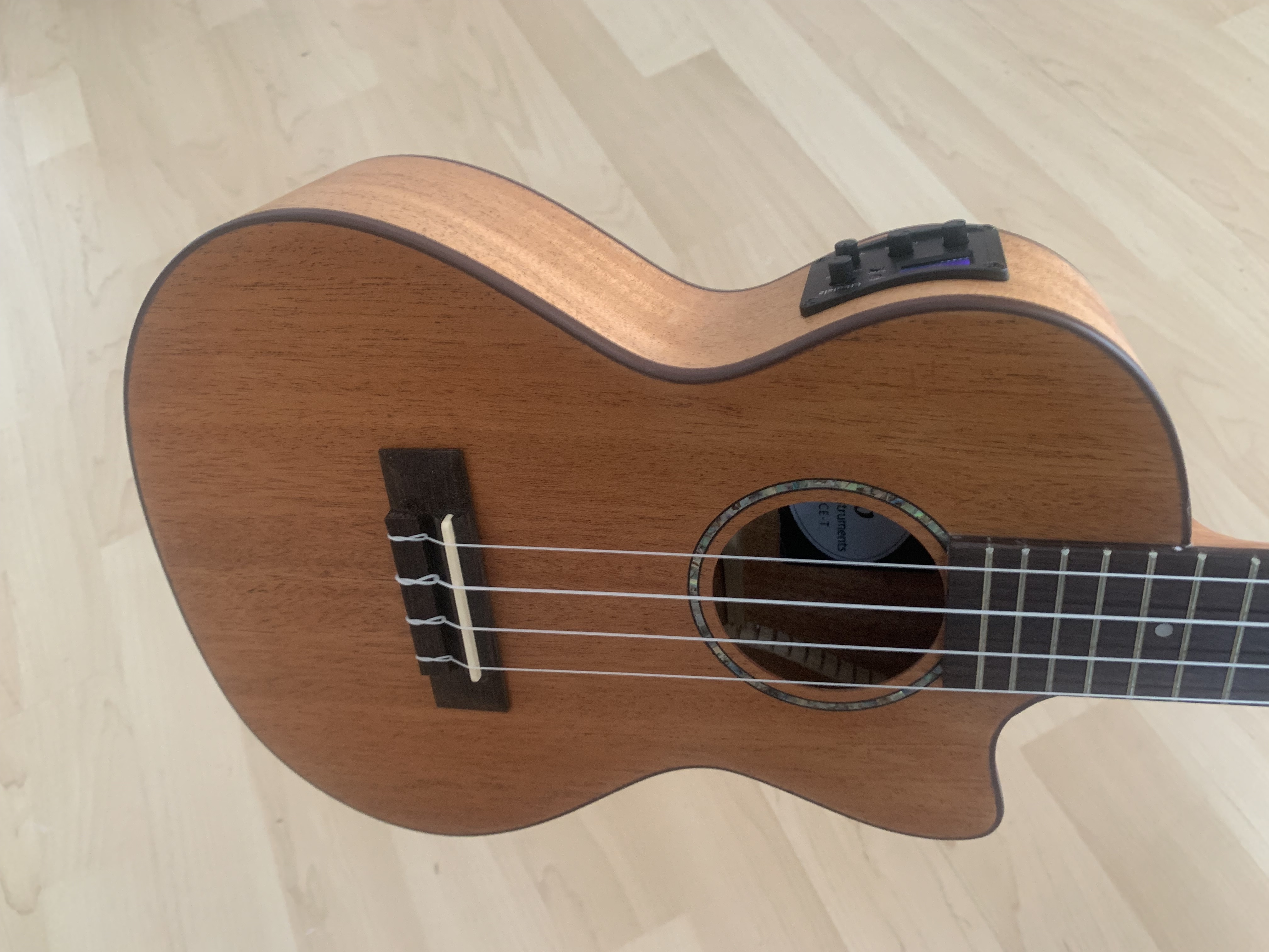 koki´o Tenor Ukulele mit Tonabnehmer + Gigbag massive Decke