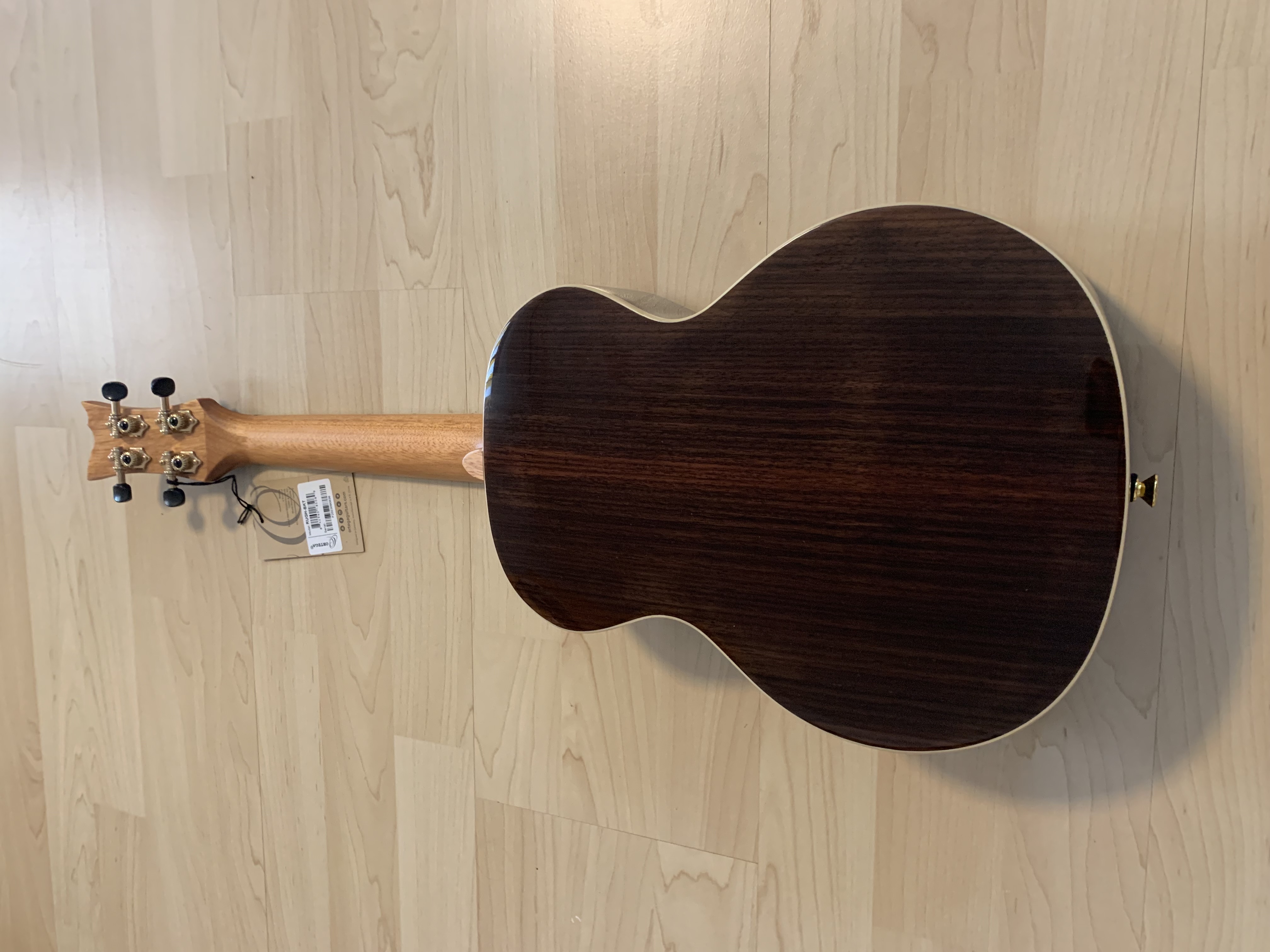 Ortega Tenor Ukulele mit Gigbag + Zubehör zum Sonderpreis