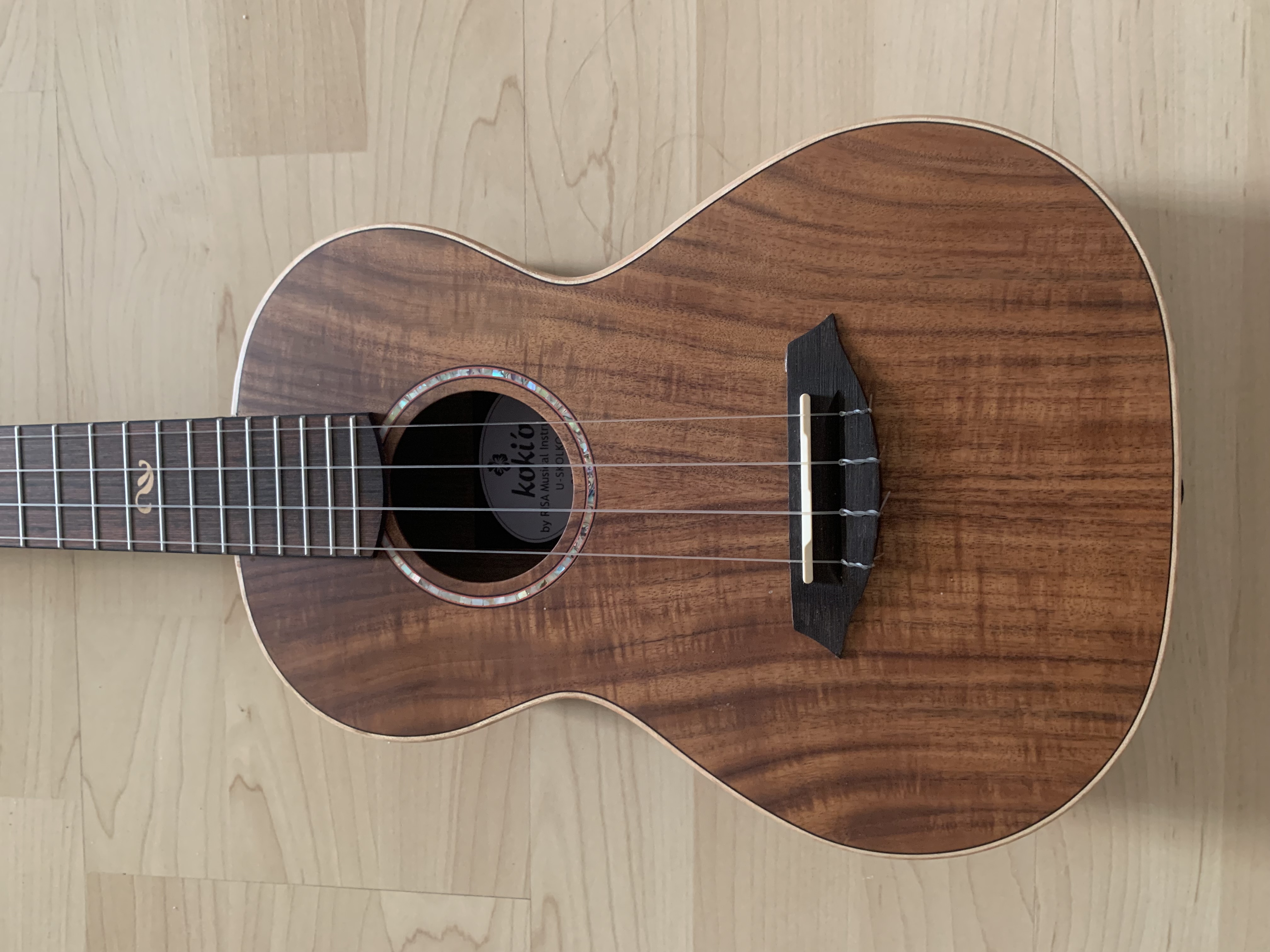 Tenor Ukulele aus KOA  mit massiver Decke + Gigbag