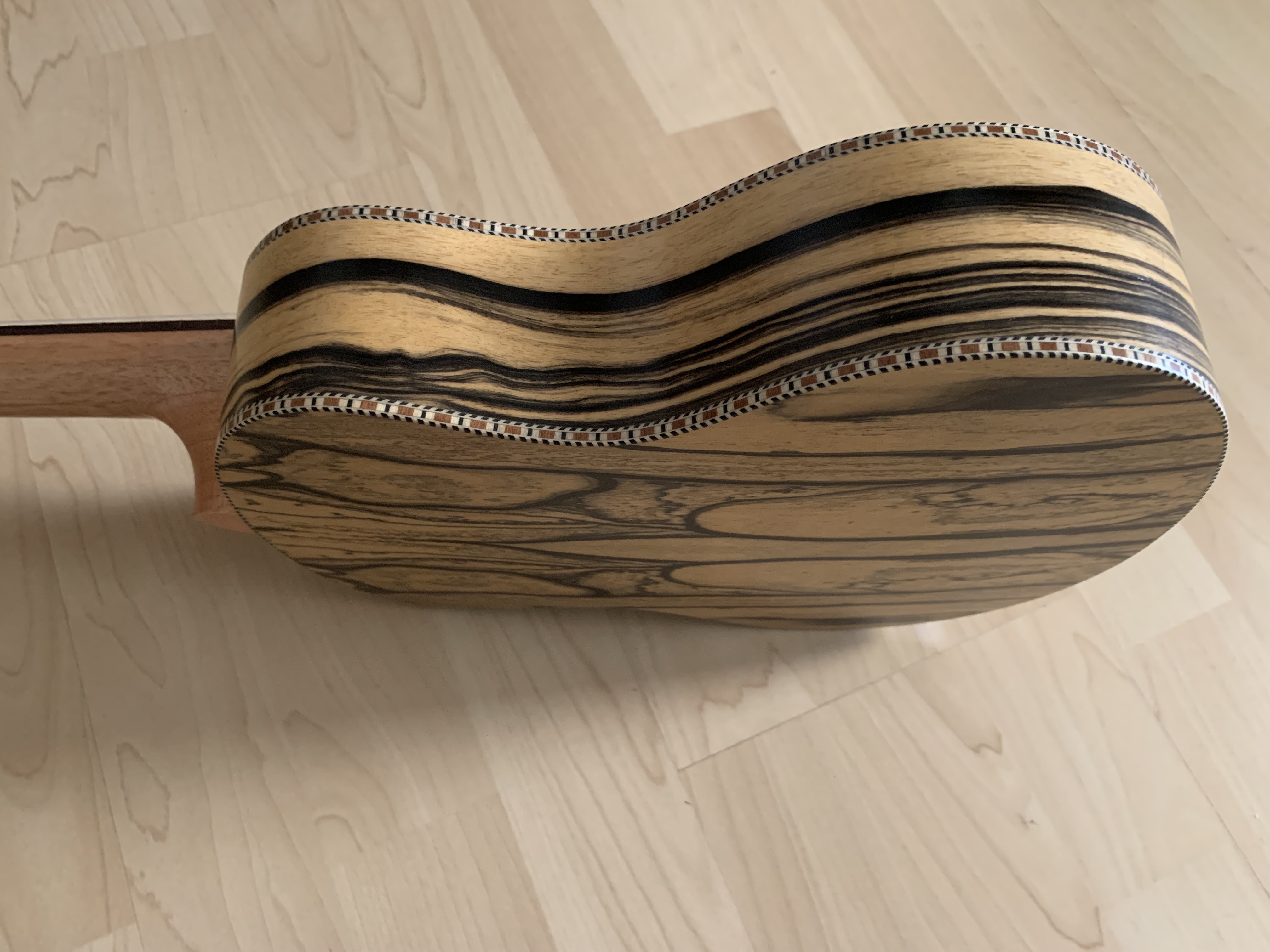 Tenor Ukulele 26" aus schwarz-weißem Ebenholz zum Sonderpreis