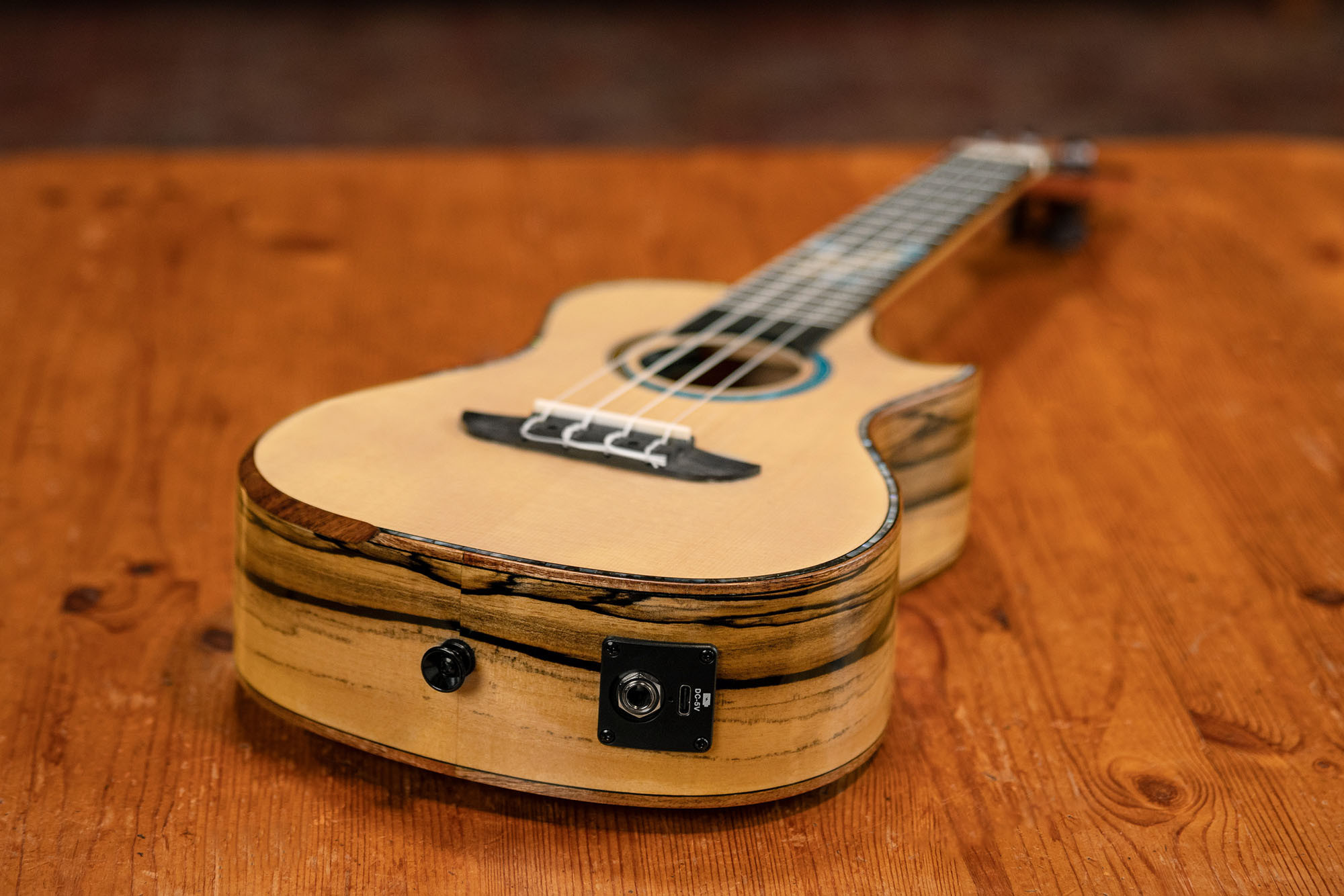 Ortega Konzert Ukulele EAGLESUITE mit Elite Gigbag UVP: 429.90 Euro SP: 299.--Euro